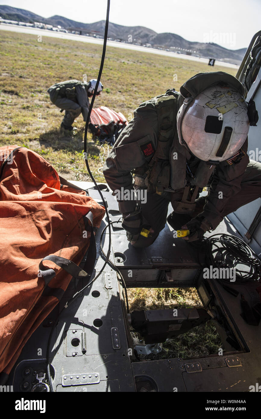 Naval Aircrewman (elicottero) 2a classe Sid Hurtado, anteriore, e Aircrewman navale (elicottero) 1a classe Justin Greene assegnato al 'Merlins' di elicottero di mare squadrone di combattimento (HSC) 3 collega un Bambi Bucket a un MH-60S Sea Hawk elicottero per il supporto in California per la lotta antincendio gli sforzi su dicembre 8, 2017. HSC-3 e HSC-21 assistono California Dipartimento di silvicoltura e protezione antincendio fornendo personale di volo battenti appositamente attrezzate MH-60S elicotteri per condurre una antenna di gocce di acqua contro incendi in San Diego County. Foto di MC1 Paolo Bayas/STATI UNITI Navy/UPI Foto Stock