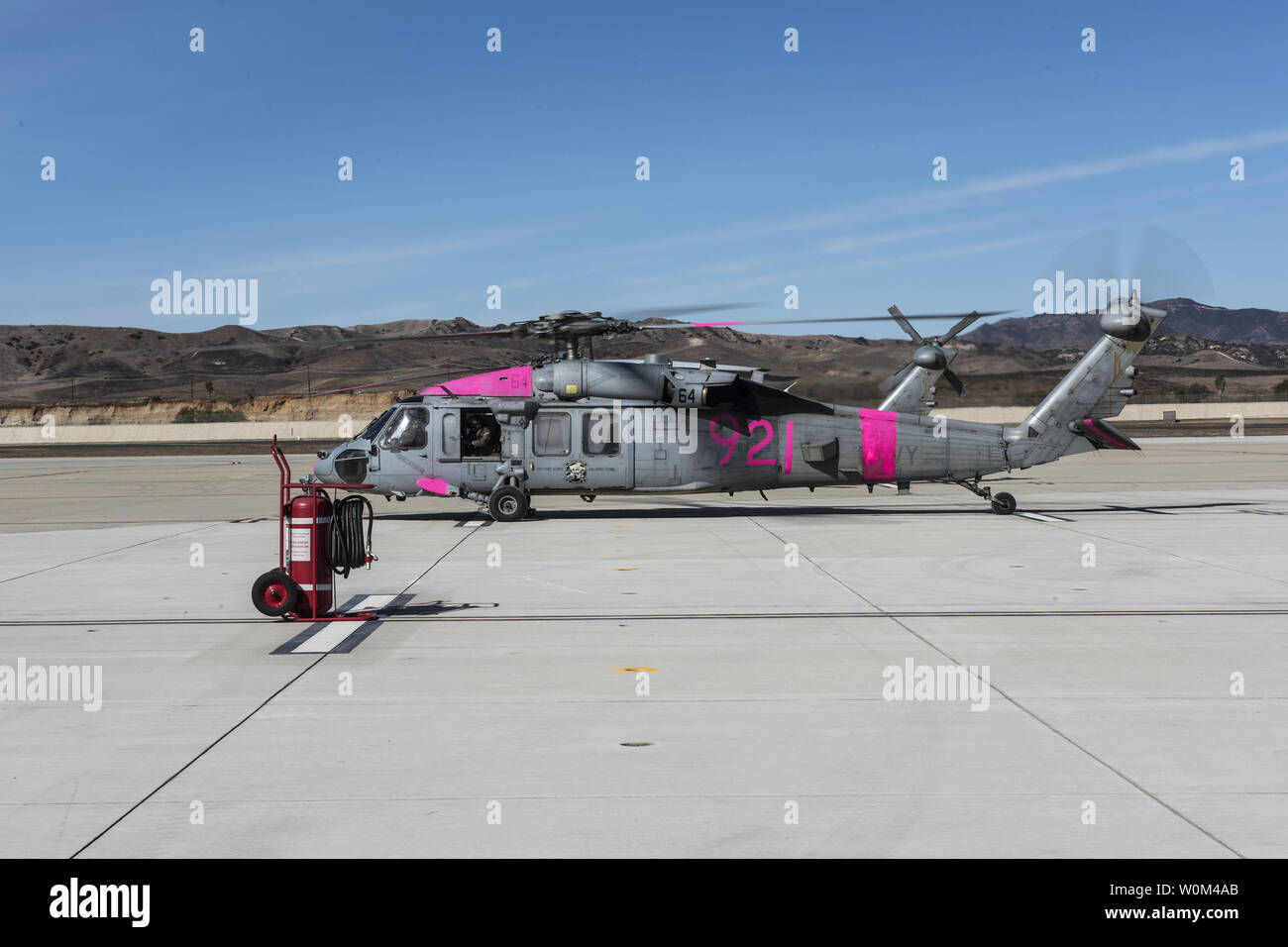 Un MH-60S Sea Hawk elicottero assegnato al "Black Jacks' di elicottero di mare squadrone di combattimento (HSC) 21 è preparata su dicembre 8, 2017, per il volo per assistere nella lotta contro gli incendi in California. HSC-3 e HSC-21 assistono California Dipartimento di silvicoltura e protezione antincendio fornendo personale di volo battenti appositamente attrezzate MH-60S elicotteri per condurre una antenna di gocce di acqua contro incendi in San Diego County. Foto di MC1 Paolo Bayas/STATI UNITI Navy/UPI Foto Stock