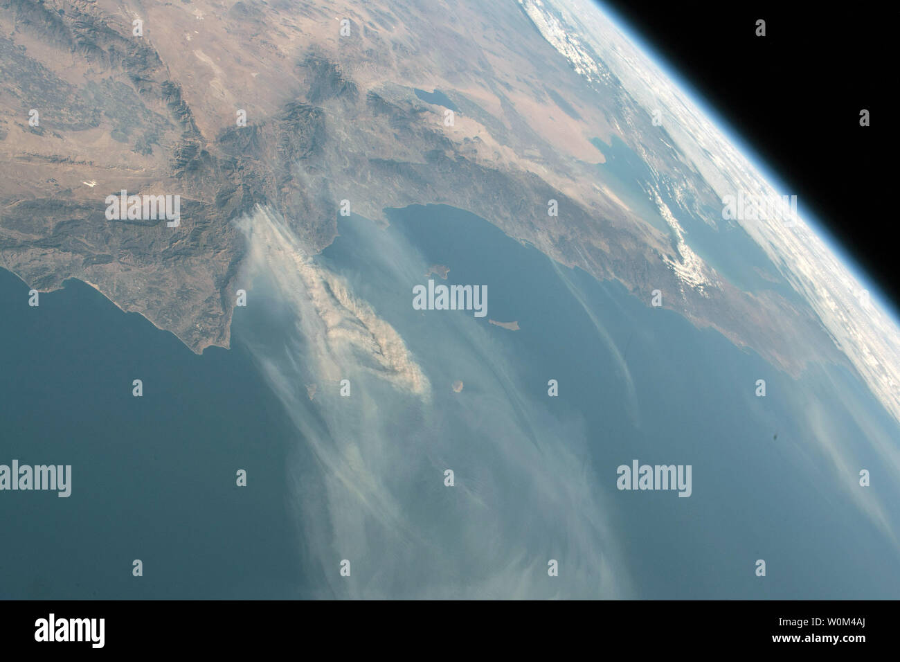 Expedition 53 comandante Randy Bresnik a bordo della Stazione Spaziale Internazionale ha preso questa foto della California di incendi in Los Angeles il 6 dicembre 2017. Questo raging inferno che è stato descritto da vigili del fuoco come una "zona di guerra" ha cominciato appena quattro giorni fa il 4 dicembre. Viene effettuata la combustione di più di 96.000 acri e 150 strutture di data secondo la Inciweb questo fuoco è stata sollecitata da un particolare fenomeno meteorologico in California, il Santa Ana (noto anche come la Diablo o del Diavolo) venti. La NASA/UPI Foto Stock