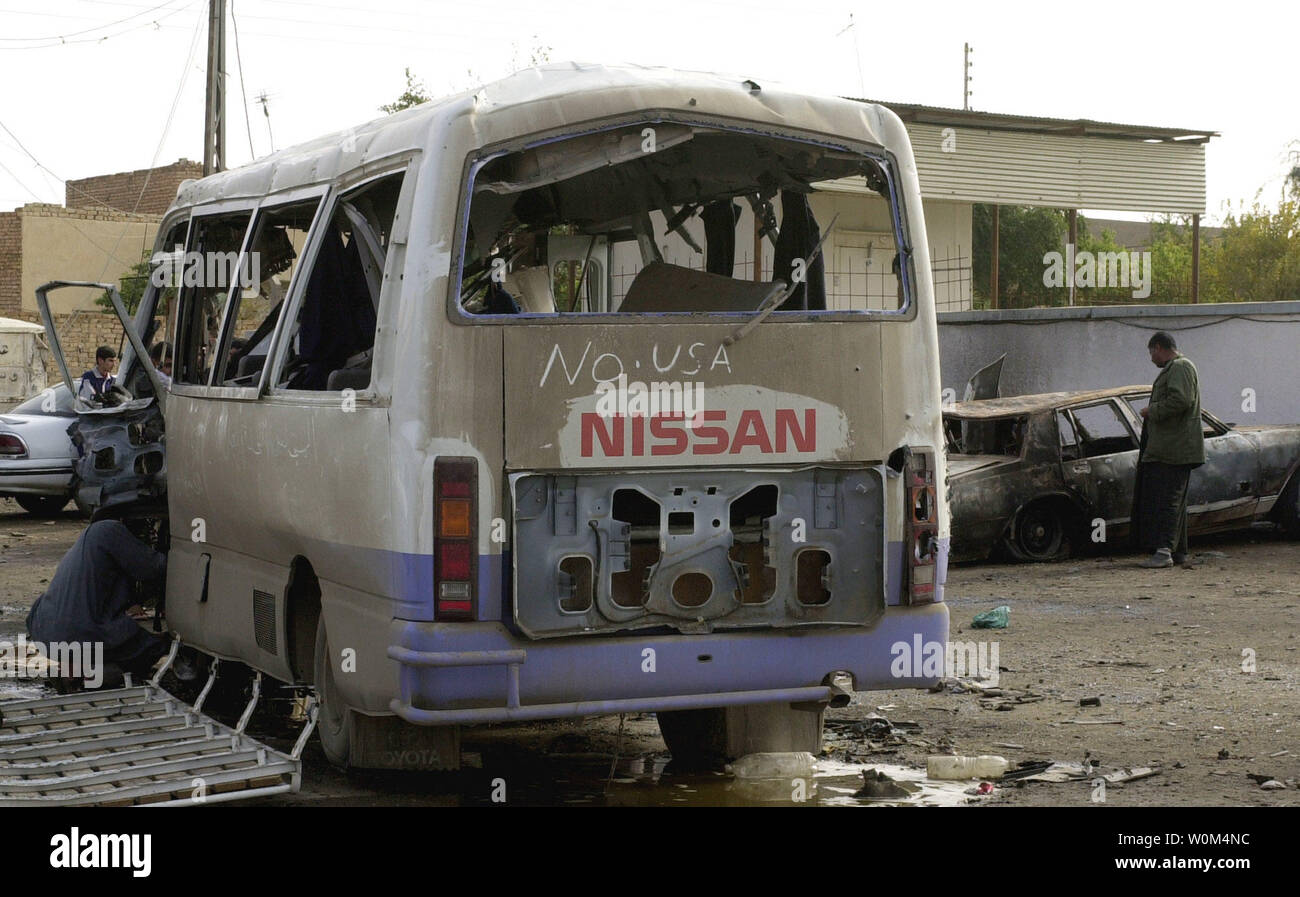 Un bruciato bus ha un 'No USA' slogan dipinto su di esso a Samarra in Iraq il 1 dicembre 2003. Una sostenuta firefight su 30 Novembre tra le truppe degli Stati Uniti e anti-le forze di coalizione, che erano uniti da civili iracheni uccisi almeno dieci feriti e decine di iracheni, anche se in assenza di prove a sostegno della rivendicazione DEGLI STATI UNITI che 54 combattenti era stato ucciso potrebbe essere trovato. (UPI foto/Mitch Prothero) Foto Stock