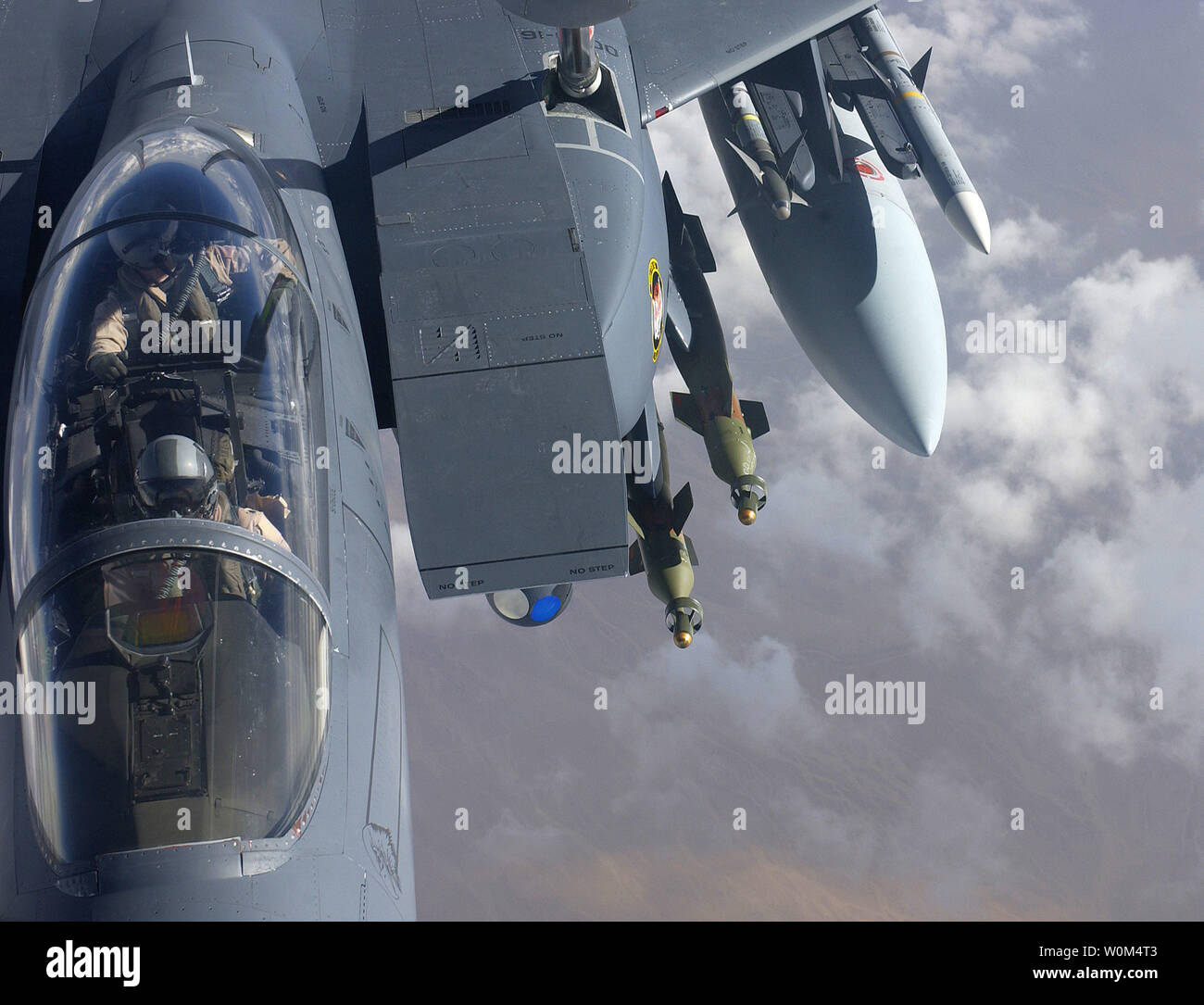 Un U.S. Air Force F-15E Strike Eagle dalla montagna Home Air Force Base, Idaho, pilotato dal tenente colonnello Stephen Rusin e sistemi di armamenti Officer principali Timothy Lewis, riceve il carburante da una KC-135 da Fairchild Air Force Base di Washington, sopra l'Iraq il 18 dicembre 2003 a sostegno del conflitto iracheno. F-15E Strike Eagle è un doppio ruolo fighter progettato per eseguire aria-aria e missioni aria-terra. Un array di avionica e sistemi elettronici dà F-15E la capacità di combattere ad altitudine bassa, di giorno o di notte e in condizioni atmosferiche avverse e svolgere la sua funzione principale come un air-t Foto Stock