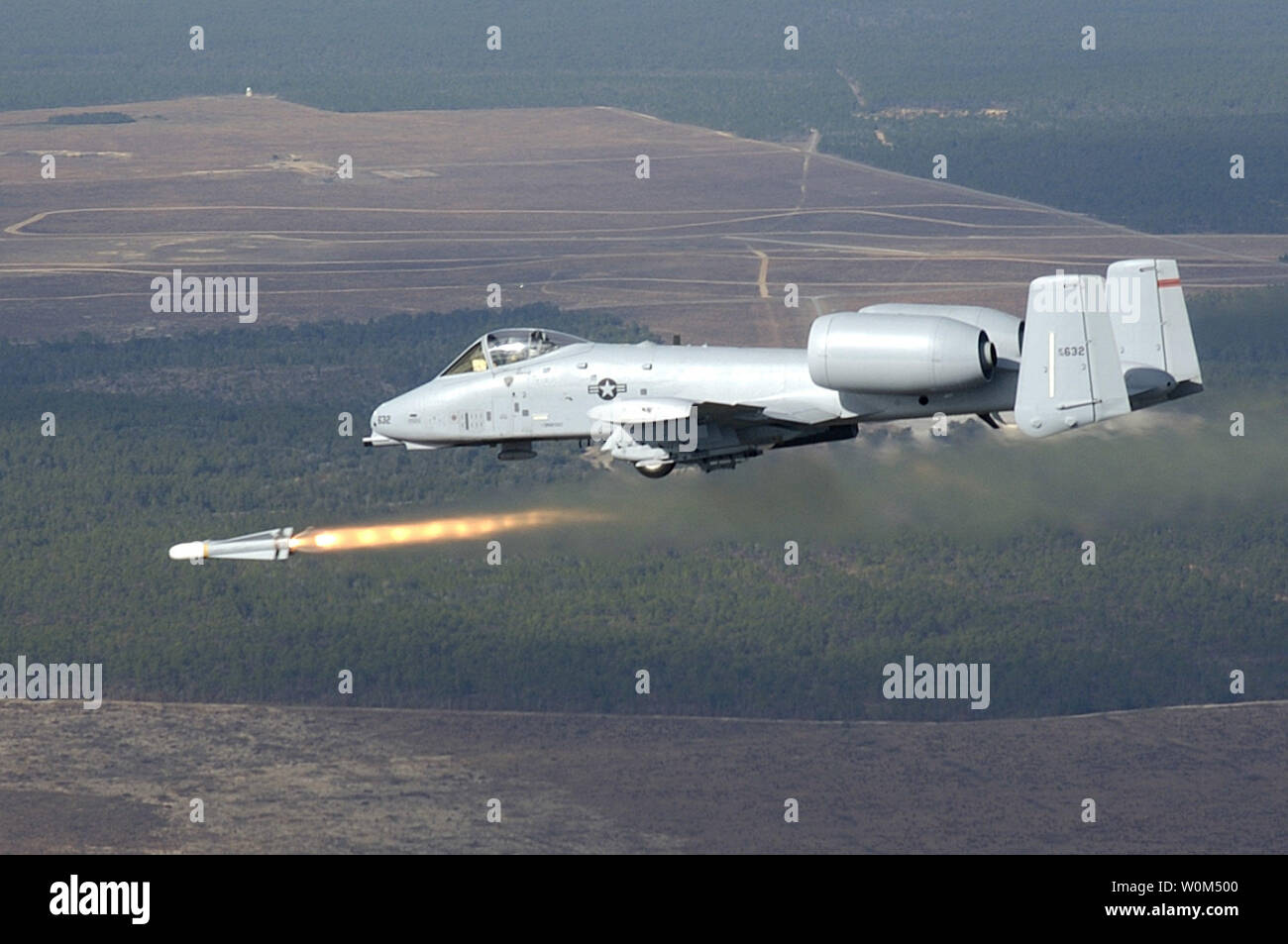 Un A-10 Thunderbolt da pilota il 104th Fighter Wing, Barnes Air National Guard Base, Westfield, Massachusetts, incendi un AGM-65 Maverick a una terra bersaglio sul Eglin Gamma di test durante il combattimento un martello di recente. (UPI foto/Michael Ammons/Air Force) Foto Stock