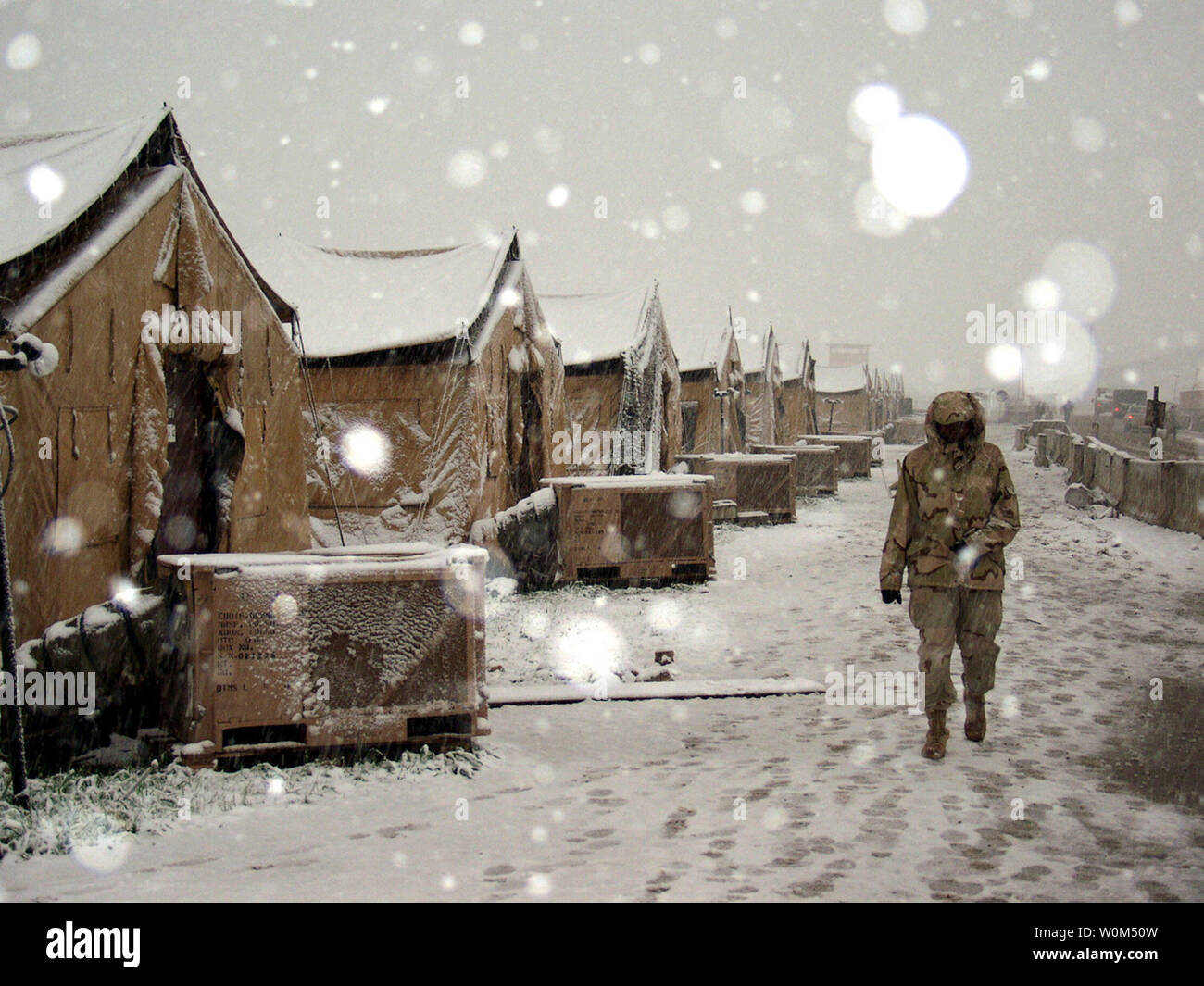 Una coltre di neve copre il terreno a Kirkuk AB, Iraq il 22 febbraio, 2004. La base ha ricevuto oltre 1,6 cm di neve in poche ore, superando la normale quantità in traccia ricevono annualmente. (UPI foto/USAF) Foto Stock