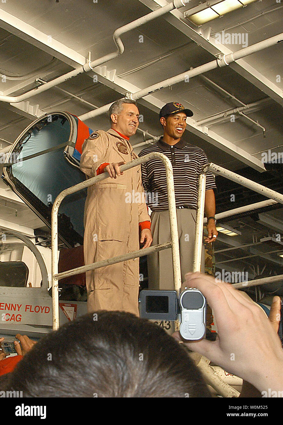 Professional Golfer Tiger Woods è il completamento di un tour di un F/A-18C assegnato al 'Wildcats' di Strike Fighter Squadron uno tre uno (VFA-131) a bordo della nuclear powered portaerei USS George Washington (CVN 73) il 3 marzo 2004, nel Golfo Arabico. Tiger Woods e altri hanno visitato la Norfolk, Virginia based carrier prima di partecipare all'European PGA TourÕs Dubai Desert Classic. (UPI foto/Jessica Davis/Navy US) Foto Stock