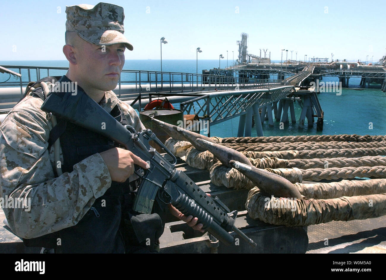 Un U.S. Gabbie Marine security watch sul ponte di Al Basrah terminale petrolifero (RELATIVE AL) nel nord del Golfo Arabico. Stati Uniti Marines dal 1 ° Flotta antiterrorismo Security Team (veloce) Battaglione di Norfolk, Virginia, forniscono una protezione extra lungo con sicurezza irachena squadre dopo un tentativo di attentato suicida che il petrolio iracheno terminali su Aprile 25th. (UPI foto/Alan D. Monyelle/Marina) Foto Stock