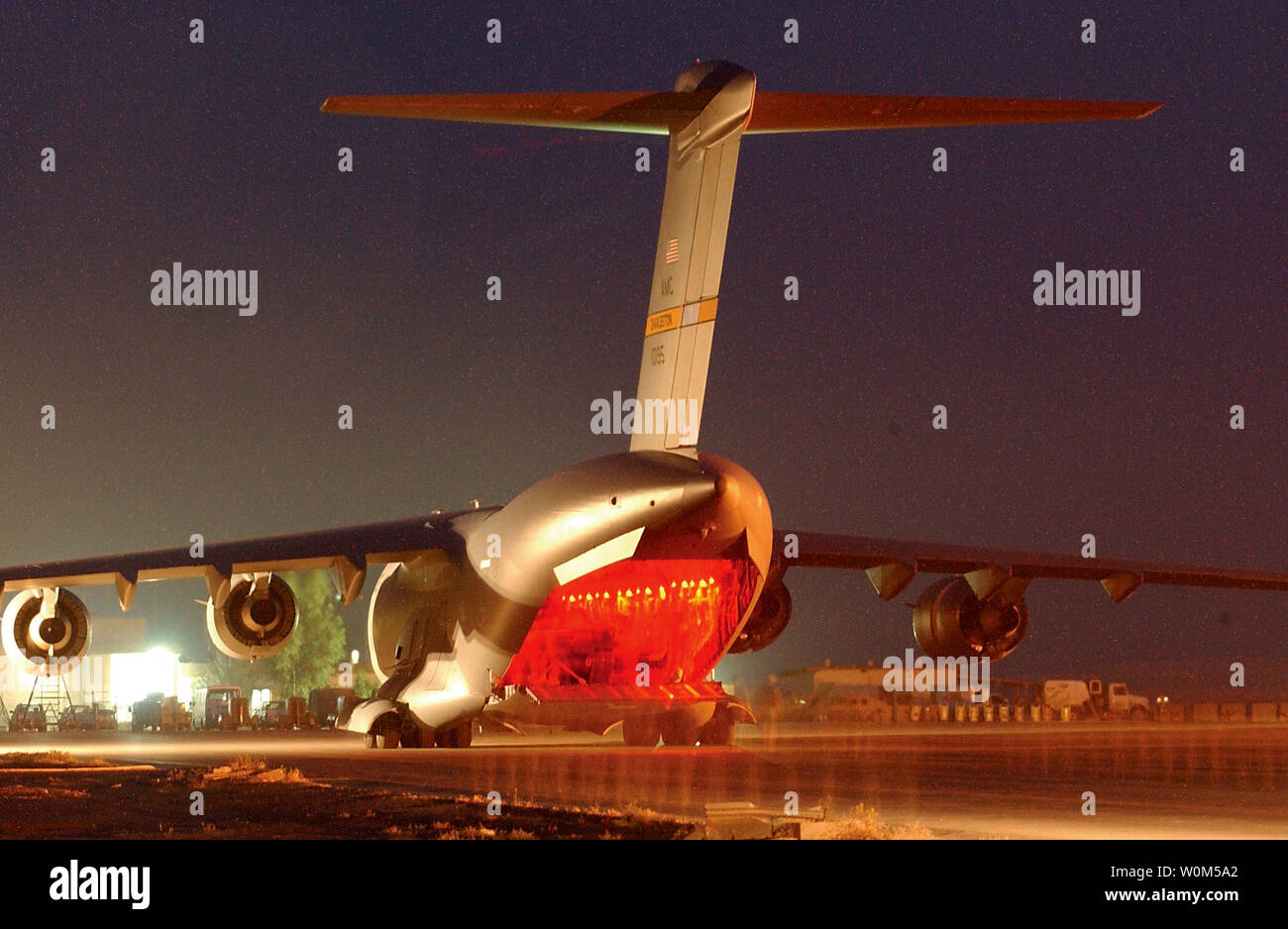 Un U.S. Air Force C-17 velivoli cargo taxi al suo spazio parcheggio a Balad Air Base, in Iraq con il suo carico, un M1A1 Abrams serbatoio su Aprile 27th, 2004. (UPI foto/Keith Brown/Air Force) Foto Stock Un U.S. Air Force C-17 velivoli cargo taxi al suo spazio parcheggio a Balad Air Base, in Iraq con il suo carico, un M1A1 Abrams serbatoio su Aprile 27th, 2004. (UPI foto/Keith Brown/Air Force) Foto Stock