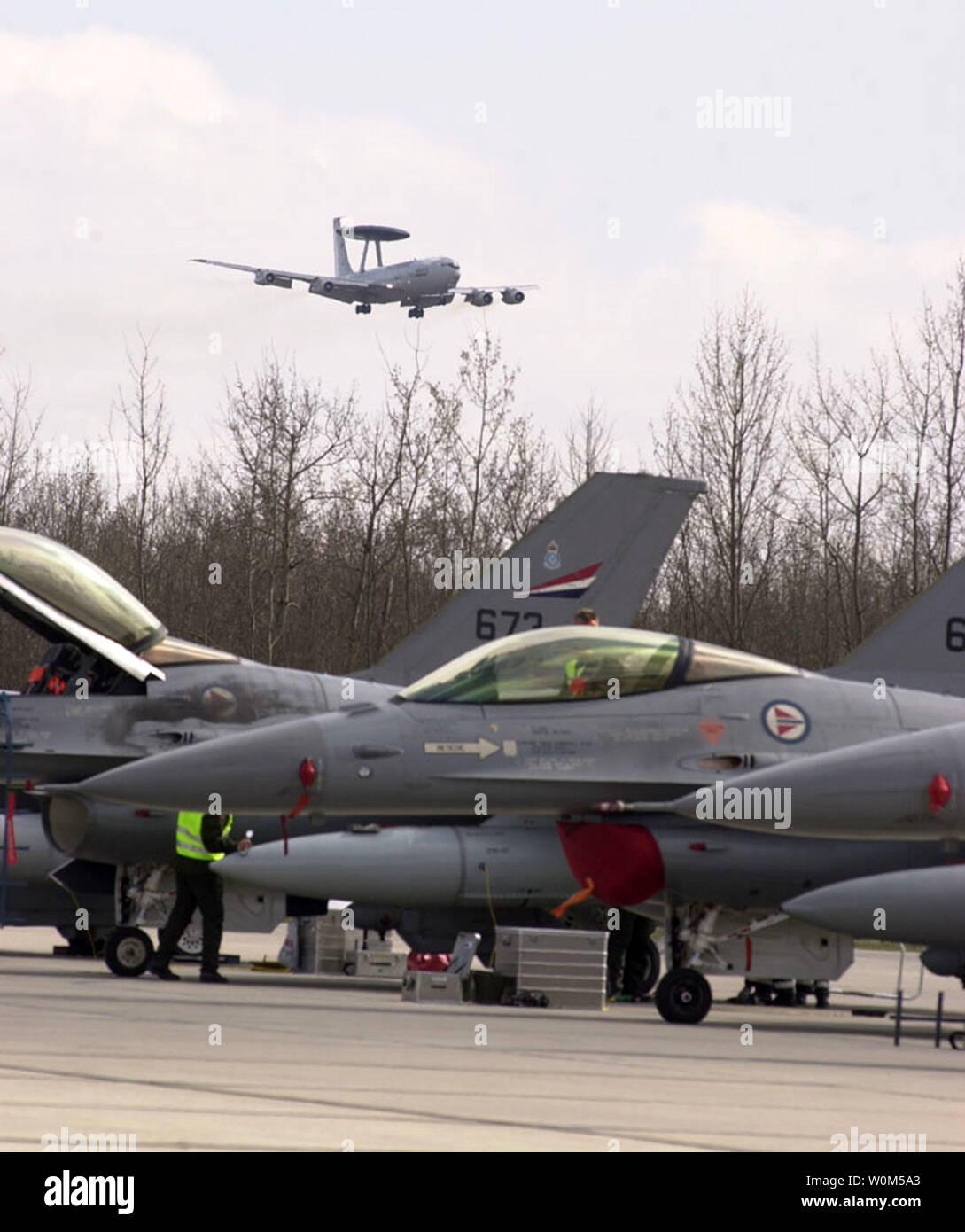 Una NATO E-3A Airborne Warning e sistema di controllo aereo si avvicina alla pista di Cold Lake, Alberta, Canada per lo sbarco in alto sopra diversi F-16s dalla Norvegia il primo giorno della bandiera di acero 37 maggio 3. La NATO è di aeromobili che partecipano al primo periodo di due settimane di esercizio per mettere in pratica la coalizione operazioni aeree con forze aeree da parte degli Stati Uniti, Canada, Germania, Francia, Gran Bretagna, Nuova Zelanda, Norvegia e Paesi Bassi. UPI (foto) Foto Stock