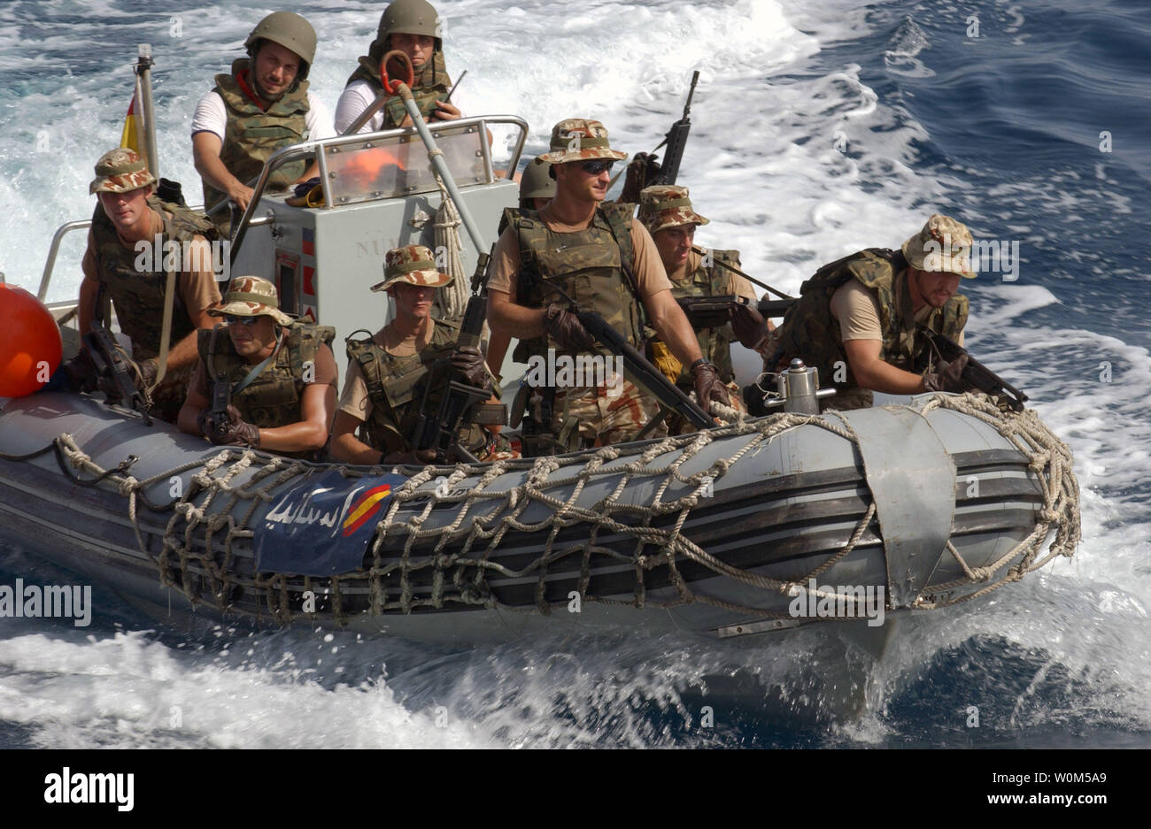 Il Team di imbarco assegnato per la fregata spagnola SNS Numancia (F 83) uomo uno scafo rigido barca gonfiabile (RHIB) alla scheda locale dhow pesca di condurre ricerche di ciascun peschereccio nel Golfo di Oman il 3 maggio 2004. (UPI foto/Bart Bauer/Navy US) Foto Stock Il Team di imbarco assegnato per la fregata spagnola SNS Numancia (F 83) uomo uno scafo rigido barca gonfiabile (RHIB) alla scheda locale dhow pesca di condurre ricerche di ciascun peschereccio nel Golfo di Oman il 3 maggio 2004. (UPI foto/Bart Bauer/Navy US) Foto Stock