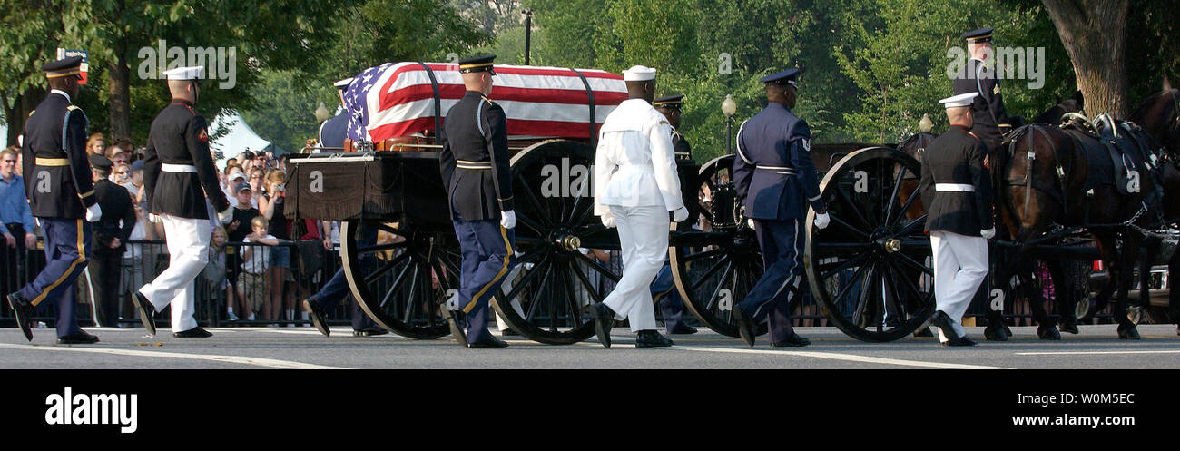 I membri di un comune di Guardia d'onore escort l Esercito di terza U.S. Reggimento di Fanteria vecchia guardia cassettone di cuscinetto del plotone di ex Presidente Ronald Reagan bandiera drappeggiati scrigno durante il suo corteo funebre dalla Casa Bianca per gli Stati Uniti Capitol, Washington D.C, 9 giugno 2004. (UPI foto/Jim Varhegyi/USAF) Foto Stock