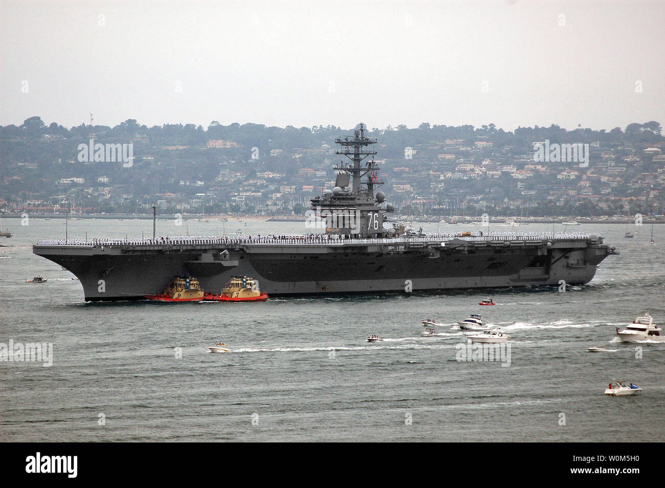 Il NavyÕs più nuovi e tecnologicamente più avanzato per la portaerei USS Ronald Reagan (CVN 76) entra nel porto di San Diego per una celebrazione homeporting, accogliendo la nave alla Naval Air Station North Island e entrando ufficialmente gli Stati Uniti Flotta del Pacifico in San Diego CA, il 23 luglio 2004. La celebrazione inclusa ex First Lady Nancy Reagan, membri del Congresso, di funzionari statali e celebrità. Comandata da Capt. James A. Symonds, la nave è stata commissionata nel luglio 2003 e sta completando due mesi di transito attorno al Sud America per il suo nuovo homeport. (UPI foto/Donald Fletcher) Foto Stock