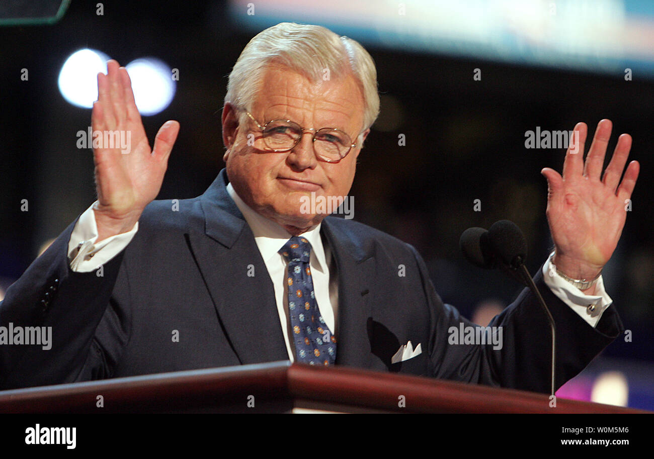 Il senatore Ted Kennedy, D-Massachusetts, è stato ritardato negli aeroporti per cinque volte in marzo, perché il suo nome era apparso su "no-fly' elenco. Il nome T. Kennedy è stata contrassegnata perché è stato usato come un alias da parte di una persona su un terrorista watch list. Kennedy è visto qui alla Convenzione Nazionale Democratica sulla luglio 27, 2004, a Boston. (UPI foto/Terry Schmitt/file) Foto Stock