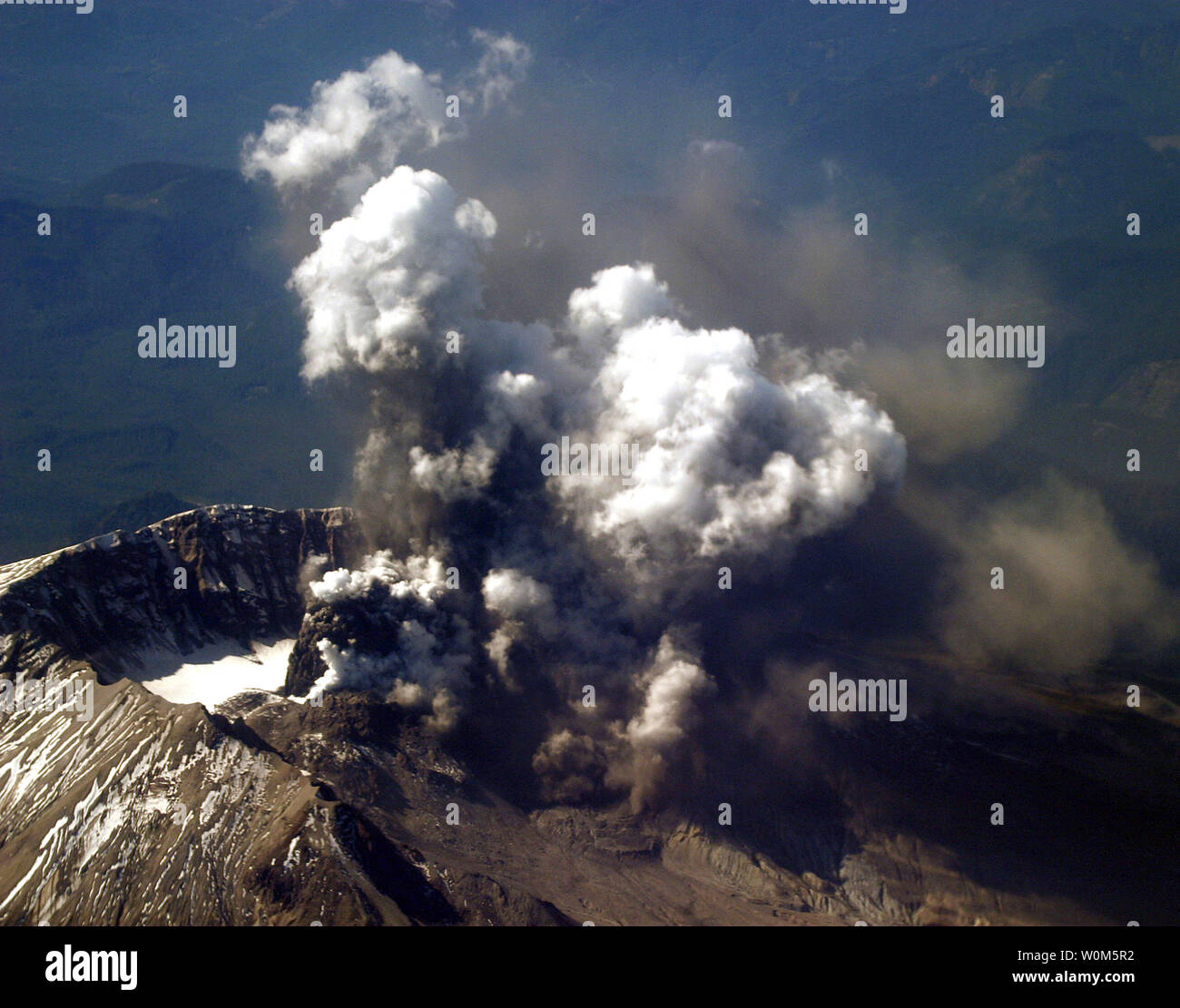 Il Monte Sant Helens emette un pennacchio di vapore e cenere da una zona di nuovi crepacci del ghiacciaio del cratere sud del 1980-86 cupola lavica del 1 ottobre 2004. L'evento è durato circa 25 minuti e creato un colore grigio chiaro cloud che ha raggiunto una quota di quasi 10000 ft. L'immagine è stata presa a un'altitudine di 27.000 piedi a bordo di un U.S. Navy P-3C Orion aeromobili. (UPI foto/Scott Taylor/STATI UNITI Marina) Foto Stock
