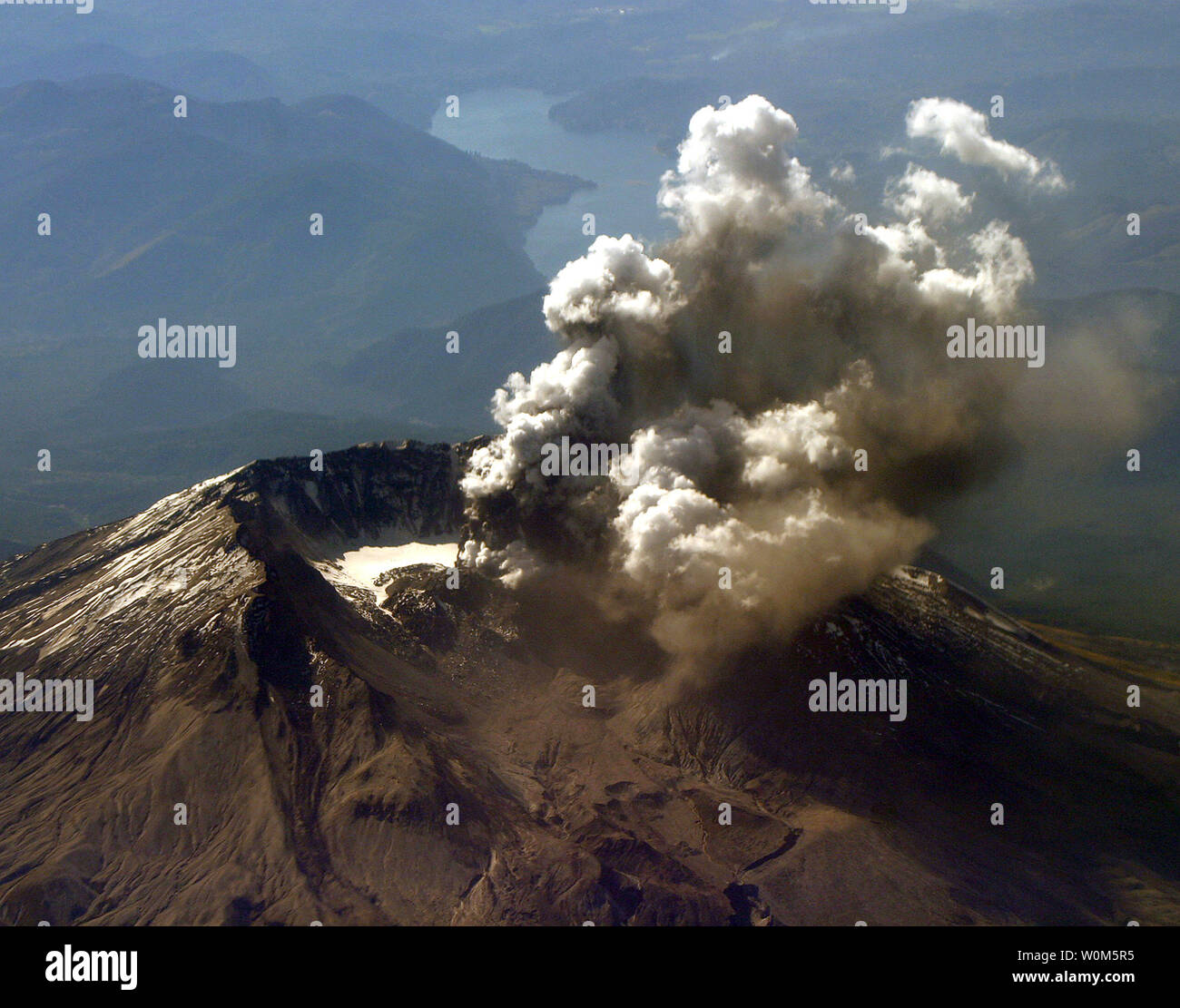 Il Monte Sant Helens emette un pennacchio di vapore e cenere da una zona di nuovi crepacci del ghiacciaio del cratere sud del 1980-86 cupola lavica del 1 ottobre 2004. L'evento è durato circa 25 minuti e creato un colore grigio chiaro cloud che ha raggiunto una quota di quasi 10000 ft. L'immagine è stata presa a un'altitudine di 27.000 piedi a bordo di un U.S. Navy P-3C Orion aeromobili. (UPI foto/Scott Taylor/STATI UNITI Marina) Foto Stock