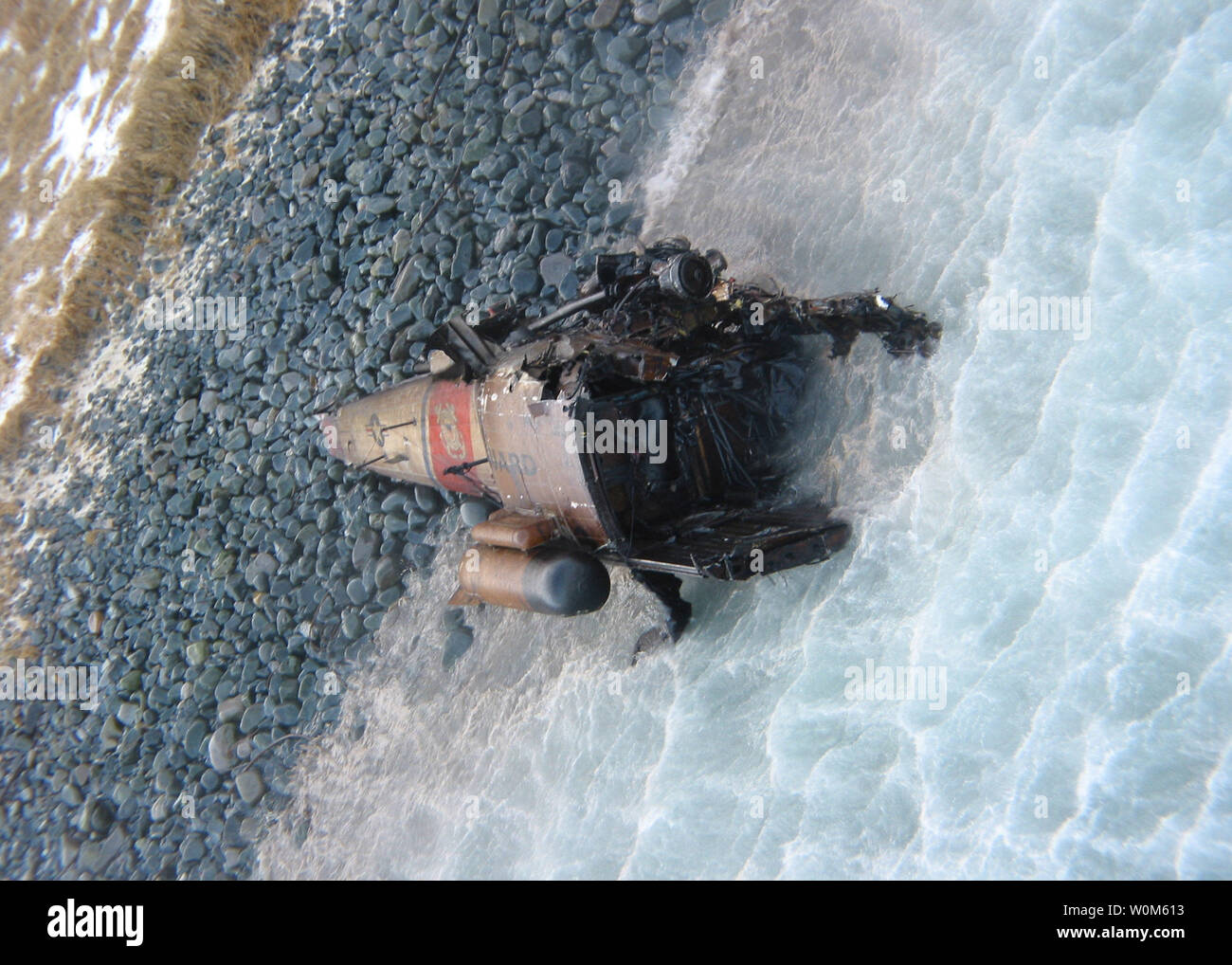 Il relitto di una stazione di Kodiak Jayhawk elicottero che si è schiantato il 9 dicembre 2004, durante la notte mentre il salvataggio di marinai da 738-piede nave colpita Selendang Ayu rimane nel surf vicino a Skan Bay da Unalaska Isola dopo che le squadre si trova il velivolo. Una seconda guardia costiera elicottero equipaggio recuperati in modo sicuro l'elicottero disastrate di equipaggio e un uomo dal cargo. Sei Selendang Auy equipaggi rimangono mancanti. (UPI foto/Alaska Dipartimento di pesce e di selvaggina) Foto Stock