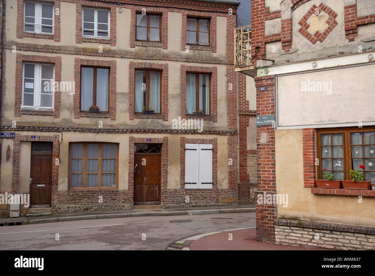 Livarot, Francia - 2 Gennaio 2019: tipici edifici e strade di Livarot con nessun popolo. Il suo ben noto per la produzione del formaggio Livarot. Foto Stock