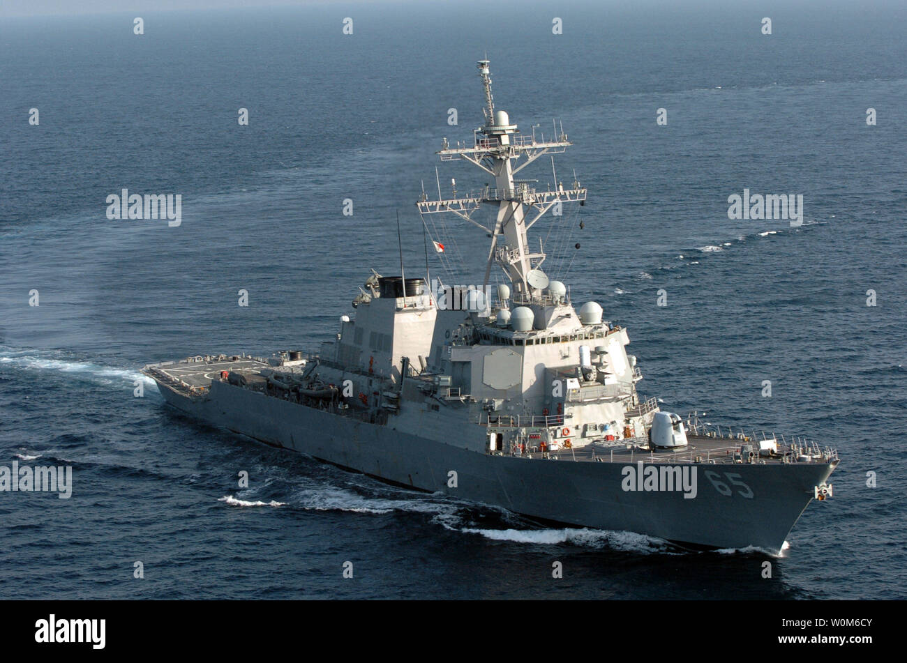Il missile destroyer USS Benfold (DDG 65) manovre nel Mare delle Andamane a largo della costa dell'isola di Sumatra, in Indonesia il 19 gennaio 2005. Navy elicotteri sono utilizzando Benfold come una stazione di rifornimento per il sollievo dei voli in Sumatra, Indonesia. Benfold è assegnato alla USS Abraham Lincoln (CVN 72) il vettore Strike gruppo, attualmente operanti nell'Oceano Indiano al largo delle acque dell' Indonesia e della Thailandia a sostegno delle operazioni di assistenza unificato. (UPI foto/James Pinsky/Marina) Foto Stock