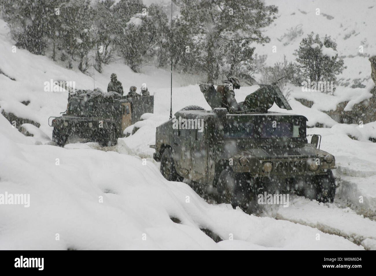 Stati Uniti Marines condurre una pattuglia montati nei freddi e nevosi meteo della Khowst-Gardez Pass in Afghanistan il 30 dicembre, 2004. Marines del 3° Battaglione, 3° Marines, stanno conducendo la sicurezza e le operazioni di stabilizzazione dell'area. (UPI foto/James L. Yarboro/Marines) Foto Stock