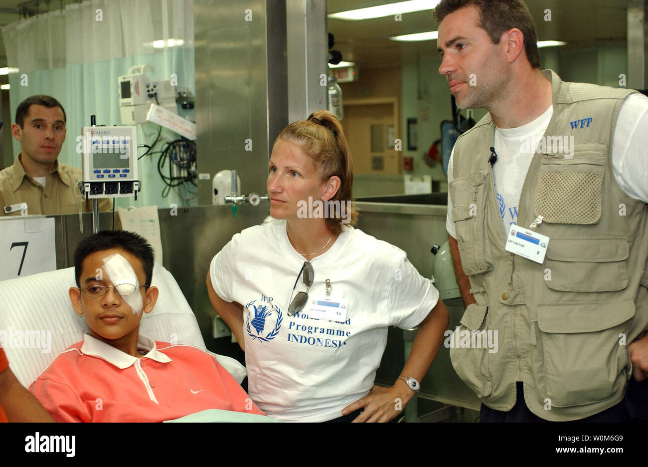 New York Giants quarterback Kurt Warner, e sua moglie Brenda Sue Warnery sono raccontate la capacità mediche dei militari Sealift Command (MSC) nave ospedale USNS misericordia (T-AH 19) come visitano un ferito ragazzo indonesiano il 12 febbraio 2005. Warner e il suo compagno di squadra, giganti wide receiver Amani Toomer, ha visitato l'equipaggio e i pazienti a bordo della nave ospedale. La misericordia è attualmente disattivato le acque di Indonesia a sostegno dell'operazione di assistenza unificata, lo sforzo di assistenza umanitaria per aiutare le vittime dello tsunami che ha colpito il Sud Est Asiatico. (UPI foto/Isaac Needleman/Marina) Foto Stock