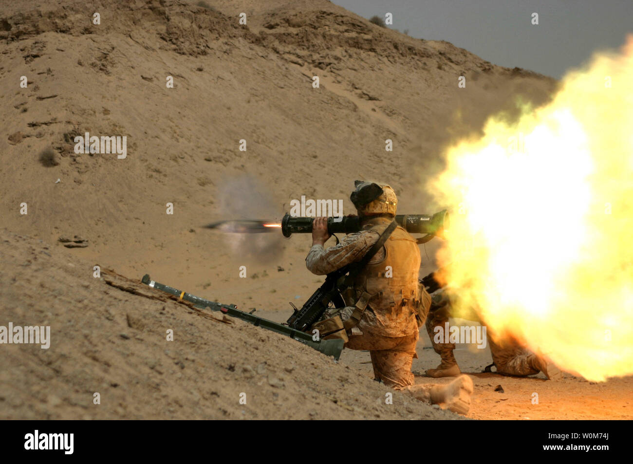 Lancia Marine Cpl. Gary R. Nichols incendi un A-4 luce anti-armor arma in un vecchio serbatoio durante il fuoco e la formazione di manovra nei pressi di Camp Bucca, Iraq, il 18 luglio 2005. Nichols e i suoi compagni di marines della ventiseiesima Marine Expeditionary Unit (Operazioni speciali in grado) sono operanti al di fuori del Camp Bucca per condurre forza di varie missioni di protezione. (UPI foto/Eric R. Martin/Marines) Foto Stock