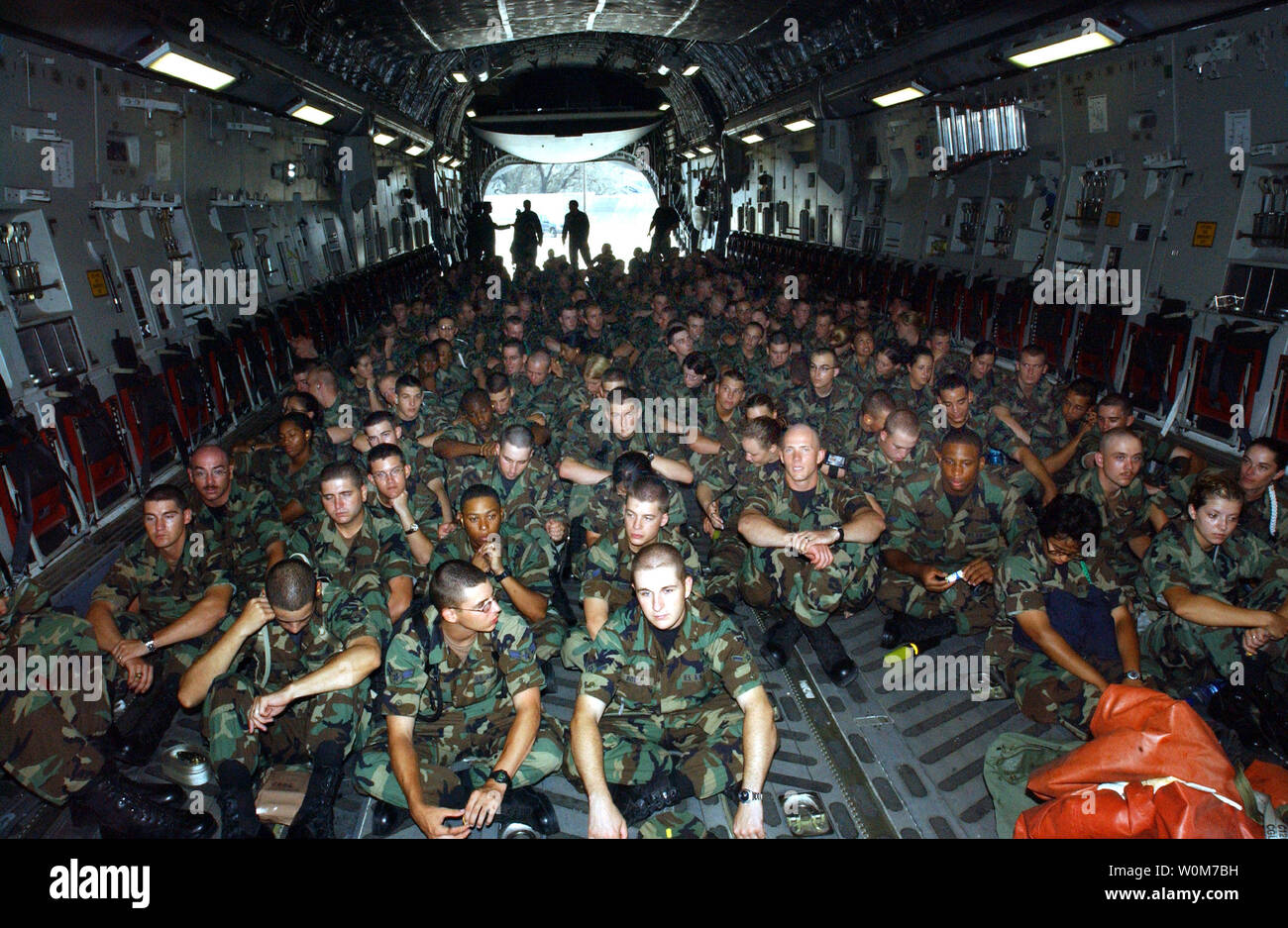 200 studenti di sedersi a bordo di una C-17 Globemaster III in attesa di evacuazione da Keesler Air Force Base, Miss., a Sheppard Air Force Base in Texas il 1 settembre 2005. Due missioni sono state percorse sett. 1, con missioni aggiuntive pianificate per completare l'evacuazione. . (UPI foto/Sgt. Eugene uccello) Foto Stock