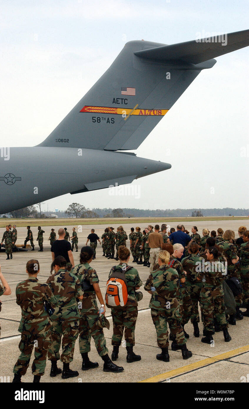 Air Force Technical training studenti da Keesler Air Force Base, Miss., linea fino a bordo di una C-17 Globemaster III dalla 58th Airlift Squadron a Altus AFB, Okla., lungo il tragitto per Sheppard AFB, Texas, Sett. 1. Il C-17 equipaggio è volato a Keesler per evacuare gli studenti dopo la base è stata colpita dall'uragano Katrina. Rilasciato. (UPI foto/Master Sgt. Eugene uccello) Foto Stock