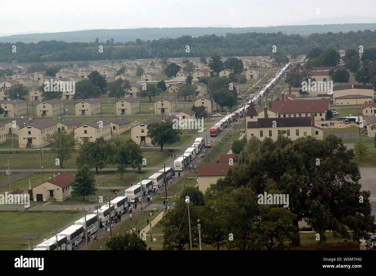 Centinaia di autobus irrorano migliaia di uragano Katrina sfollati a Fort Chaffee Arkansas Guardia Nazionale post sul Sett. 4, 2005. Più di 10.000 sfollati hanno preso la residenza temporanea a Fort Chaffee. Dipartimento della Difesa le unità sono mobilitati come parte della Joint Task Force Katrina per supportare la Federal Emergency Management Agency di soccorsi in Costa del Golfo luoghi devastati dall' uragano Katrina. (UPI foto/Dianna Seerey/USAF) Foto Stock