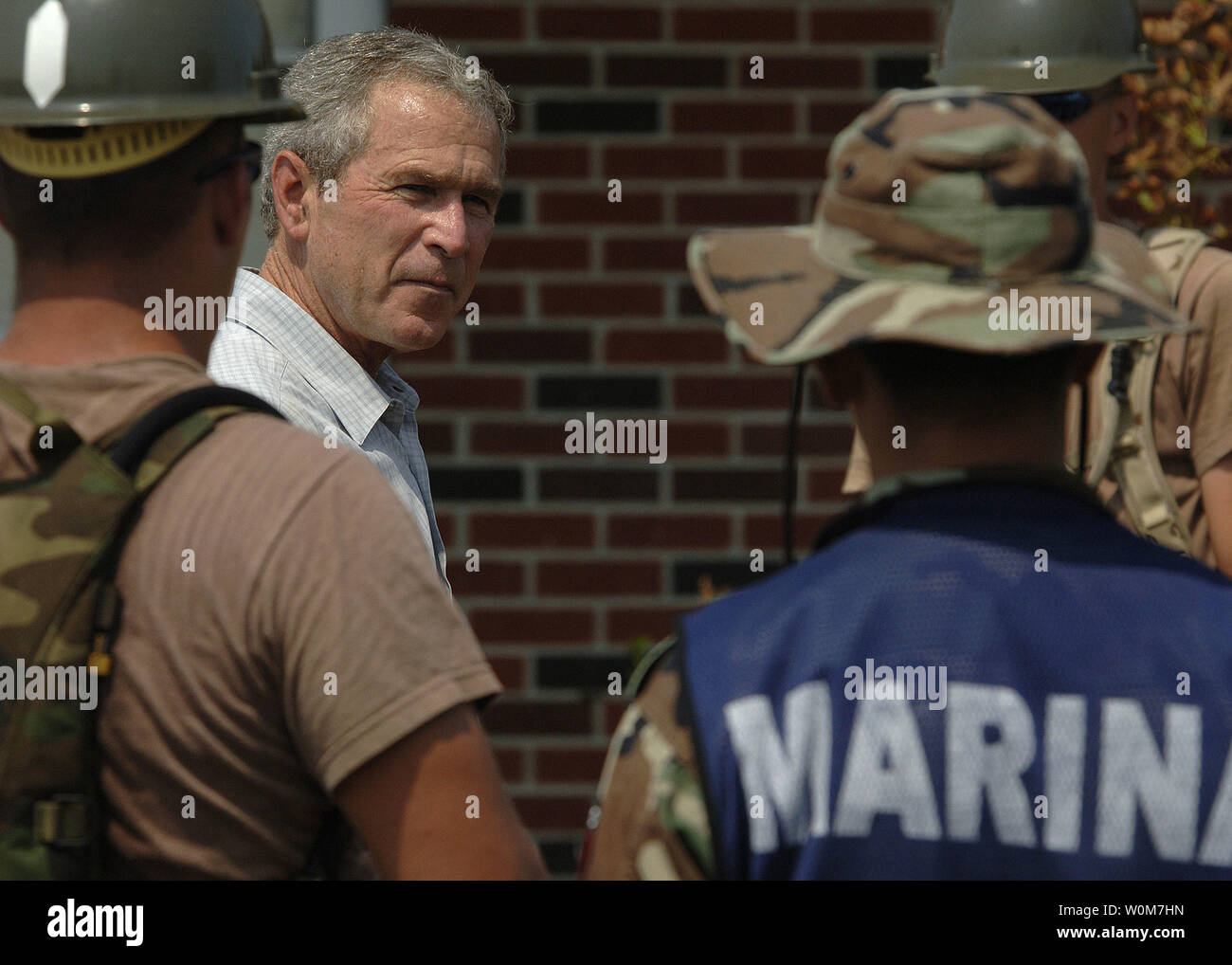 Il presidente Bush Seabees indirizzi dalla base navale di costruzione Mobile un battaglione (NMCB-1) e marines dalla Repubblica Federale del Messico, sulla loro ripulire gli sforzi a 28th Street Scuola elementare il 12 settembre 2005 in Gulfport, LA. (UPI foto/Thomas Coffelt/Marina) Foto Stock