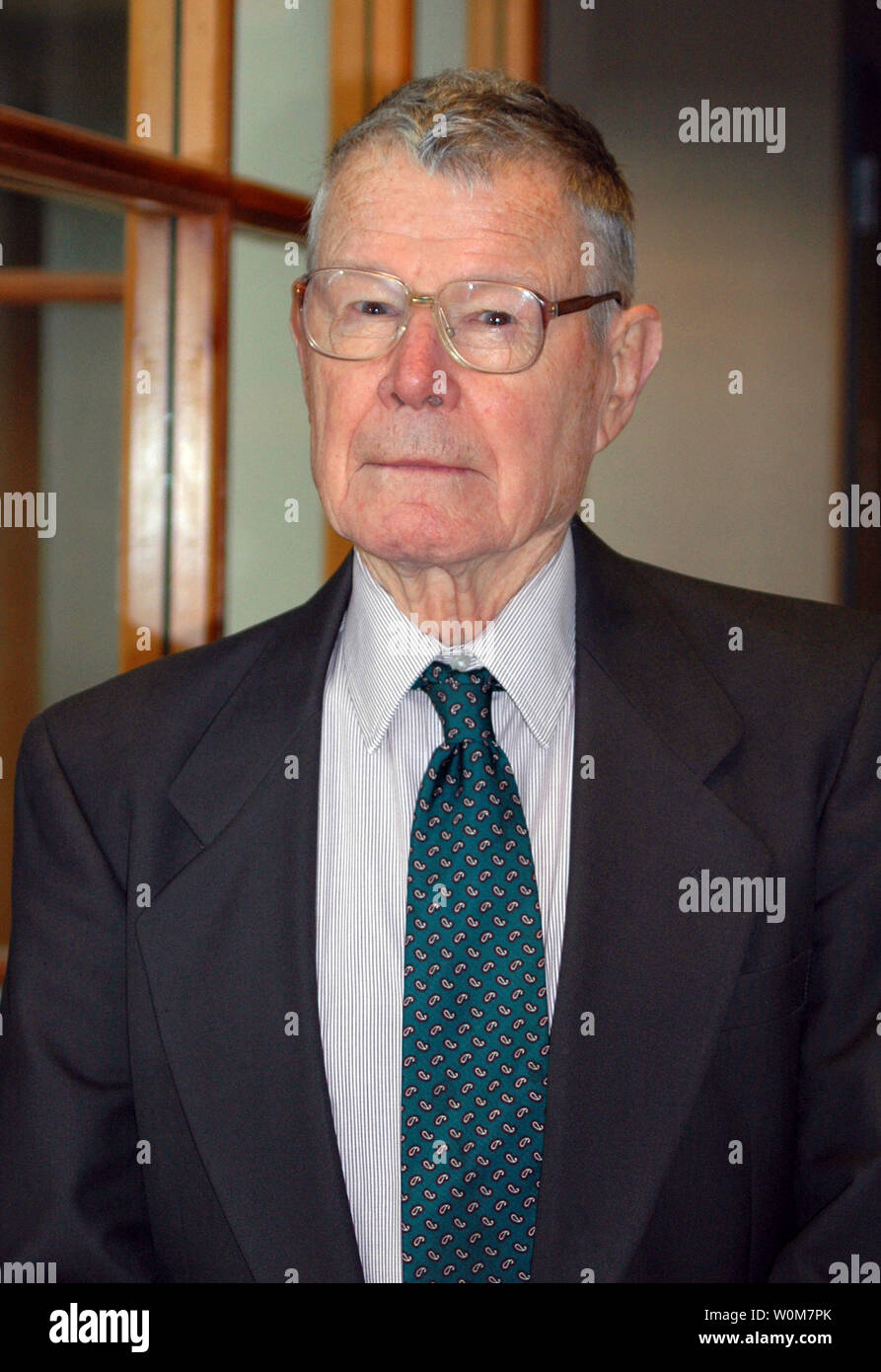 Università di Maryland di professore di economia, Thomas C. Schellings, ha vinto il Premio Nobel 2005 Memorial Prize in Scienze economiche su 10 Ottobre, 2005. Thomas condivide il premio con cittadini israeliani Robert J, Aumann per il loro lavoro sulle teorie di gioco che consentono di spiegare i conflitti economici, compreso il commercio e guerre di prezzi. (UPI foto/University of Maryland) Foto Stock