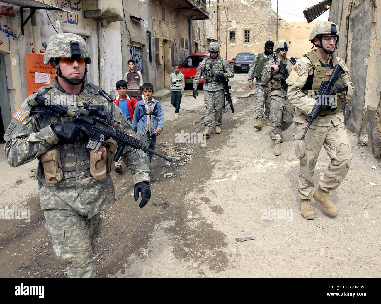 I soldati della U.S. Dell'esercito del secondo battaglione, 1° Reggimento di Fanteria, 172nd Stryker Brigade pattugliano le strade di Tall Kayf, Iraq, il 1 marzo 2006.(UPI foto/John M. Foster/USAF) Foto Stock