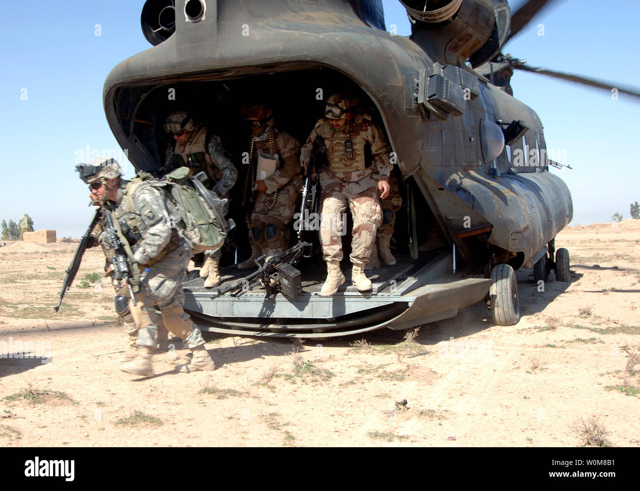 Esercito degli Stati Uniti i soldati dell'C Company 3° Battaglione 187th Reggimento di Fanteria, 101st Divisione uscire un esercito CH-47 elicottero Chinook a sostegno del funzionamento Swarmmer su marzo. 16, 2006. (UPI foto/Shawn Hussong/STATI UNITI Marina) Foto Stock