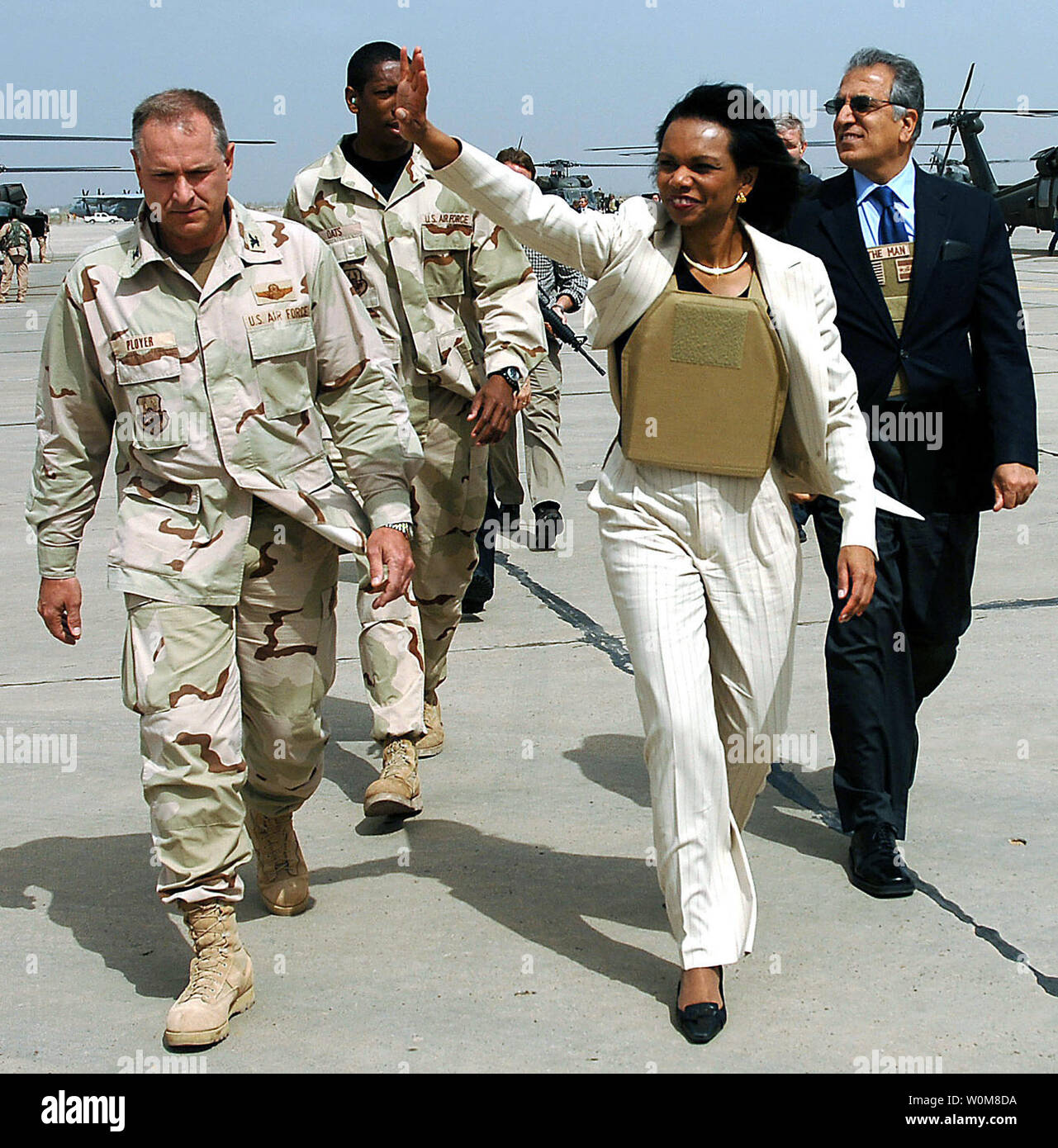 Segretario di Stato degli Stati Uniti, Condoleezza Rice onde per aviatori dopo lei e Regno Unito il Ministro degli Esteri Jack Straw (L) hanno partecipato alle riunioni con l'Iraq i funzionari del governo di Baghdad, a Sather Air Base in Iraq, il 3 aprile 2006. I due sono stati uniti da Col. Dennis Ployer della 447th gruppo Expeditionary e il dottor Zalmay Khalilzad, ambasciatore degli Stati Uniti in Iraq. (UPI foto/Master Sgt. Sarà Ackerman/USAF) Foto Stock