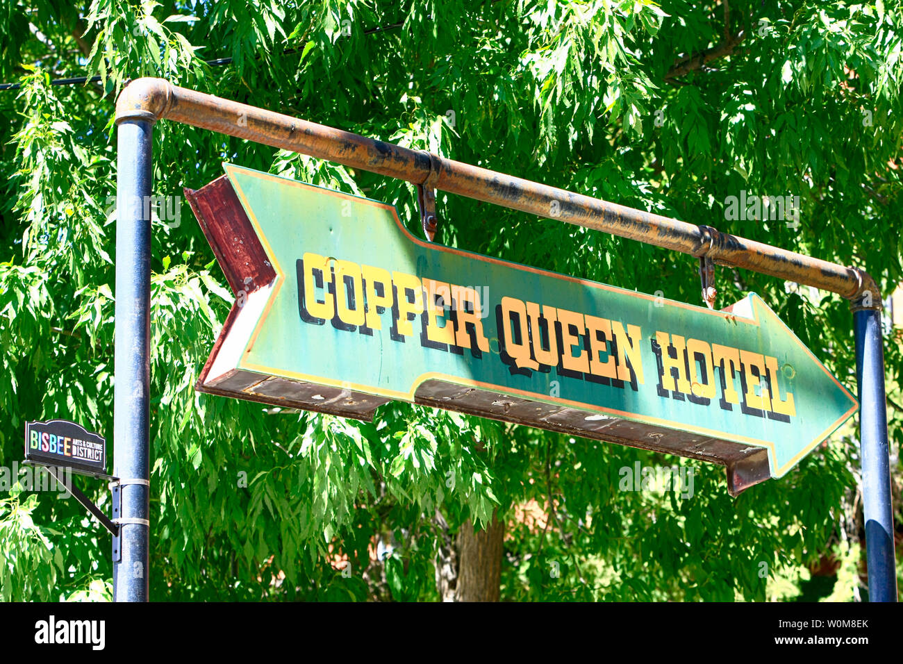 Overhead segno di freccia rivolta verso il rame Regina Hotel Cavendish Bisbee storico, AZ Foto Stock