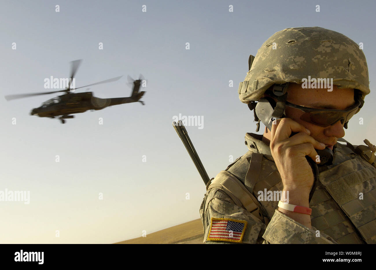 Stati Uniti Esercito 2 Lt. Zack Zilai, B Company, 4-23 Reggimento di Fanteria, 172nd Stryker Brigade Combat Team, mantiene in contatto radio con elicotteri Apache durante un'antenna traffico punto di controllo missione vicino a Tall Afar, Iraq, lunedì 5 giugno 2006. (UPI foto/Giacobbe N. Bailey/STATI UNITI Air Force) Foto Stock