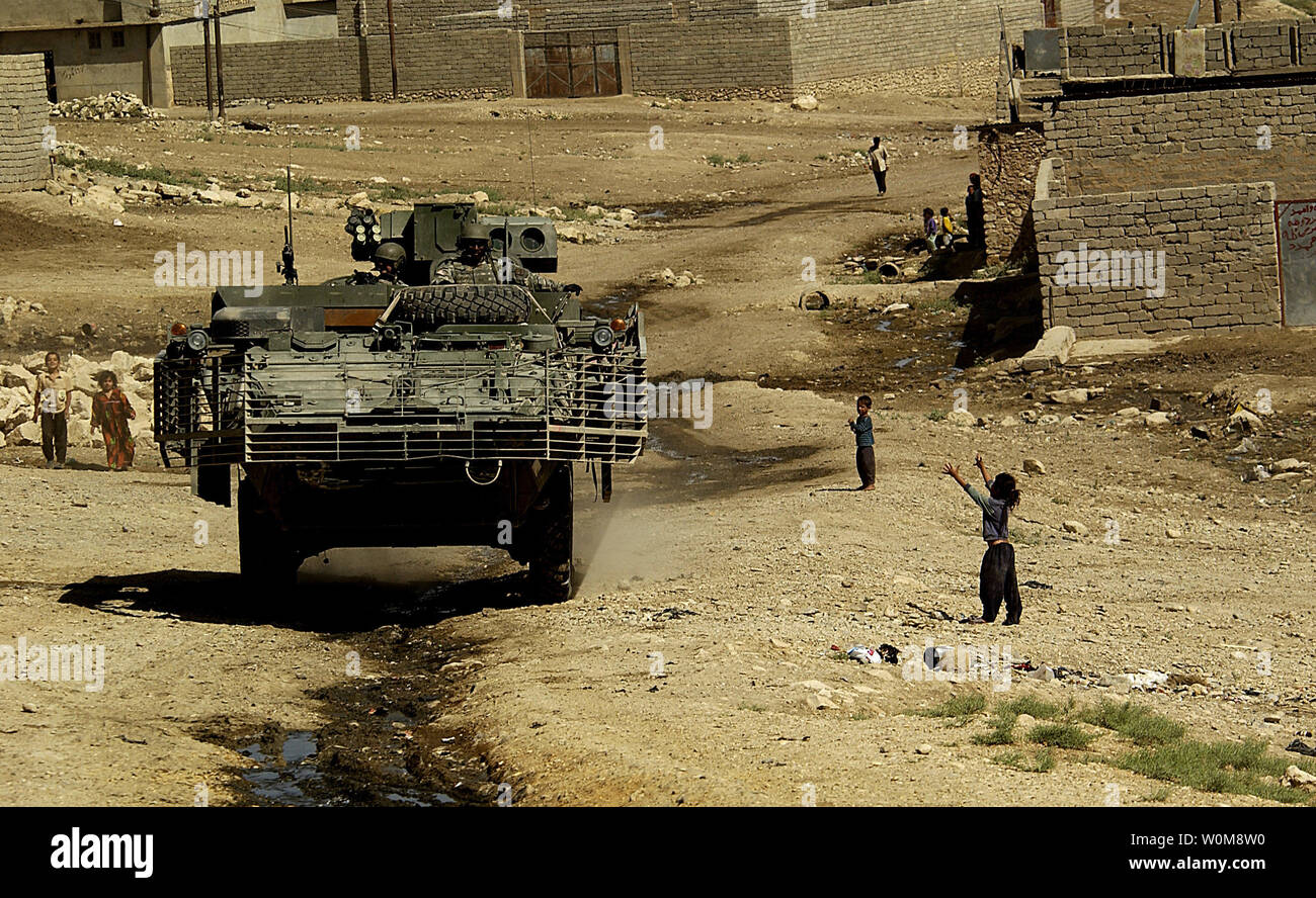 Bambini iracheni eseguito per salutare i soldati dal Bravo Company 1/17th fanteria 172nd Stryker BDE Ft. Wainwright, AK come essi ritorno alla base 16 Giugno 2006 dopo la conduzione di un piede in pattuglia Badush ad ovest di Mosul, Iraq. (UPI foto/TSgt Jeremy T. bloccare/USAF) Foto Stock
