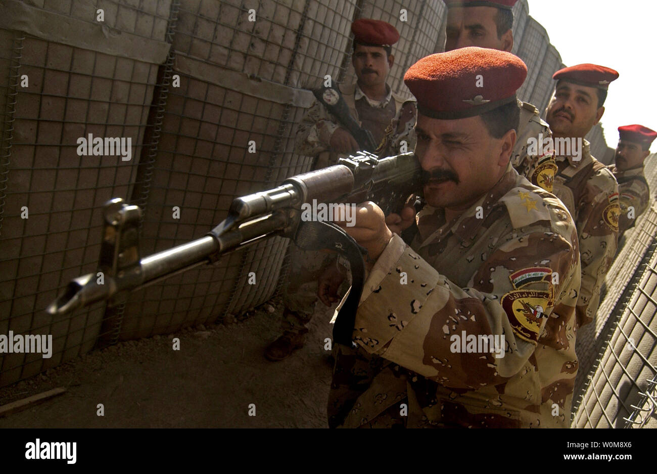 Un esercito iracheno primo tenente dall'esercito iracheno 8° Divisione, Ad-Diwaniyah, Iraq, incarica soldati dell'esercito iracheno sul modo corretto di tenere la loro arma quando entrando in una stanza durante la cordon e ricerca training su Camp Echo, Iraq, 26 giugno 2006. Membri del militare polacco del team di transizione sono la supervisione e la consulenza nella formazione dei soldati. (UPI foto/Adrian Cadiz/US AIR FORCE) Foto Stock