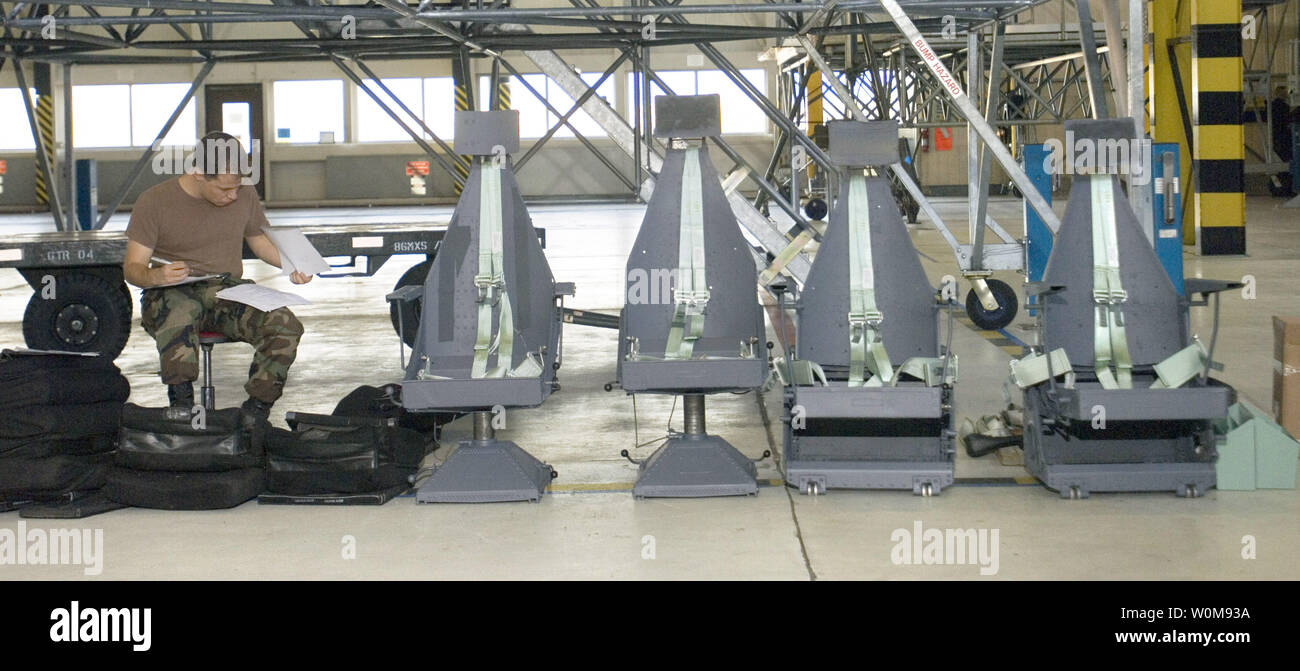 Stati Uniti Air Force Senior Airman Jason Noesner si prepara a rinnovare il C-130 Hercules cockpit sedi nel corso di una ispezione isochronical Mercoledì, Luglio 18, 2006, Ramstein Air Base, Germania. Avieri Noesner da Akron OH., è dedicato a capo equipaggio con Ramstein il 86º Manutenzione aeromobili squadrone. Meccanici, tecnici e specialisti di la 86squadrone manutenzione tipicamente si prendono cura del isochronical ispezioni e l'equipaggio dedicata capi sono responsabili per le sedi, zattere di salvataggio e la batteria di aeromobili. (UPI foto/John E. Lasky/USAF) Foto Stock