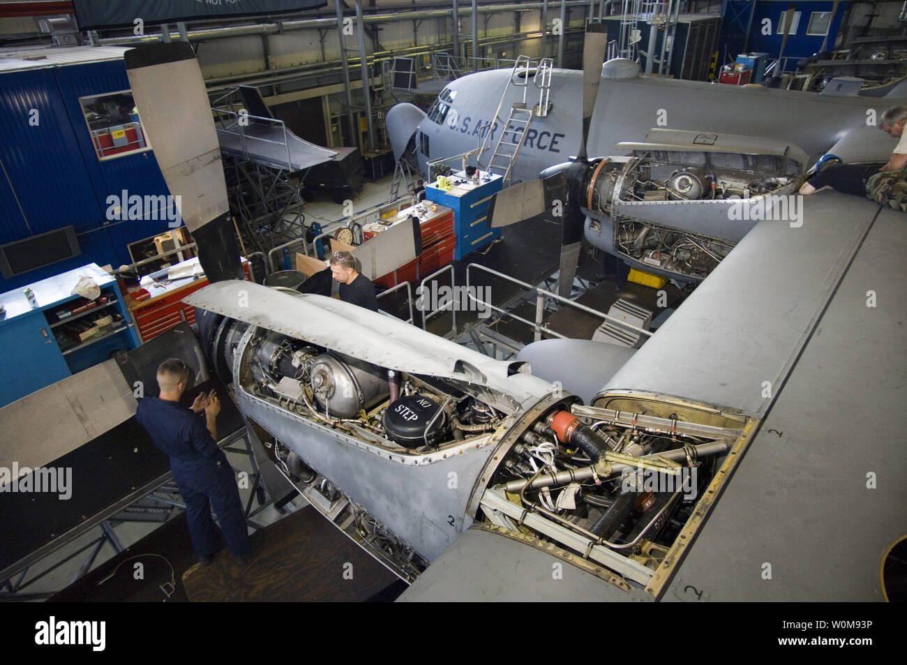 Più di 50 capi di equipaggio, meccanici, elettricisti e specialisti strutturali da Ramstein's 86squadrone di manutenzione sono il completamento del controllo isochronical su un C-130 Hercules Mercoledì, Luglio 18, 2006, Ramstein Air Base, Germania. (UPI foto/John E. Lasky/USAF) Foto Stock