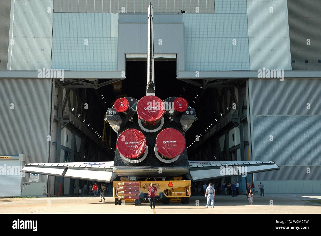 Atlantis scivola nell'aprire le porte del gruppo del veicolo edificio in corsia di trasferimento, concludendo il suo ribaltamento dalla Orbiter Processing Facility il 24 luglio 2006. Nel VAB, l'orbiter verrà sollevato in alto bay 3 per l'accoppiamento al serbatoio del carburante esterno e a razzo a propellente solido boosters. Atlantis' finestra di lancio inizia il Agosto 28. Durante i suoi 11-giorno di missione per la Stazione spaziale internazionale, di STS-115 equipaggio di sei astronauti installerà la porta 3/4 segmento di travatura reticolare con i suoi due grandi pannelli solari. (UPI foto/Charisse Nahser/NASA) Foto Stock