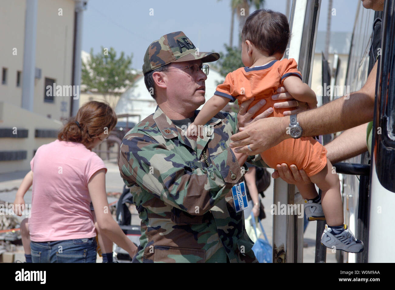 U.S Air Force principali (Cappellano) Kenneth Reyes, 39th Air Base Wing cappellano, detiene un bambino, che è uno dei tanti cittadini americani che se ne andò in Libano ed è arrivato il 24 luglio 2006 presso il trentanovesimo disponibilità logistica squadrone di distribuzione del centro di elaborazione, su Incirlik Air Base, Turchia. (UPI foto/Larry E. Reid Jr./USAF) Foto Stock