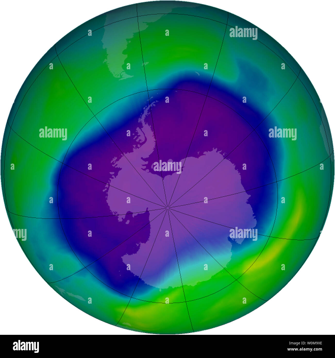 A partire da settembre 21-30, 2006 l'area media del buco dell'ozono è stata la più grande mai osservato, a 10,6 milioni di miglia quadrate. Questa immagine, dal sett. 24, l'antartide buco dell'ozono era pari al record singolo giorno più grande area di 11,4 milioni di miglia quadrate, raggiunto a sett. 9, 2000. Strumenti Satellite monitorare lo strato di ozono, e noi a utilizzare i dati per creare le immagini che ritraggono la quantità di ozono. Il blu e viola sono i colori in cui vi è il meno ozono e i verdi, gialli e rossi sono dove non vi è più l'ozono. (UPI foto/NASA) Foto Stock