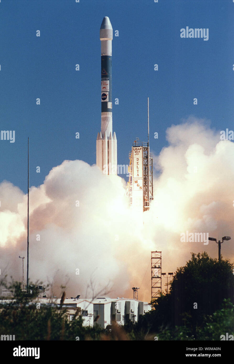 NASA Mars Global Surveyor, sulla cima di un Delta II 7925una parte soggetta a usura del veicolo di lancio, raffiche fuori da Cape Canaveral Air Station in Florida in un Novembre 7, 1996 foto d'archivio. La navicella spaziale che ha orbitante Mars dal Settembre 11, 1997, più di qualsiasi altro veicolo spaziale non ha comunicato con la terra dal Novembre 2, 2006. Gli scienziati della NASA ipotizzano che il malfunzionamento di un pannello solare sta causando una perdita di potenza per il geometra e ha annunciato il 21 novembre 2006 che il veicolo spaziale di lungo termine in orbita attorno a Marte sarà probabile fine. (UPI foto/NASA) Foto Stock