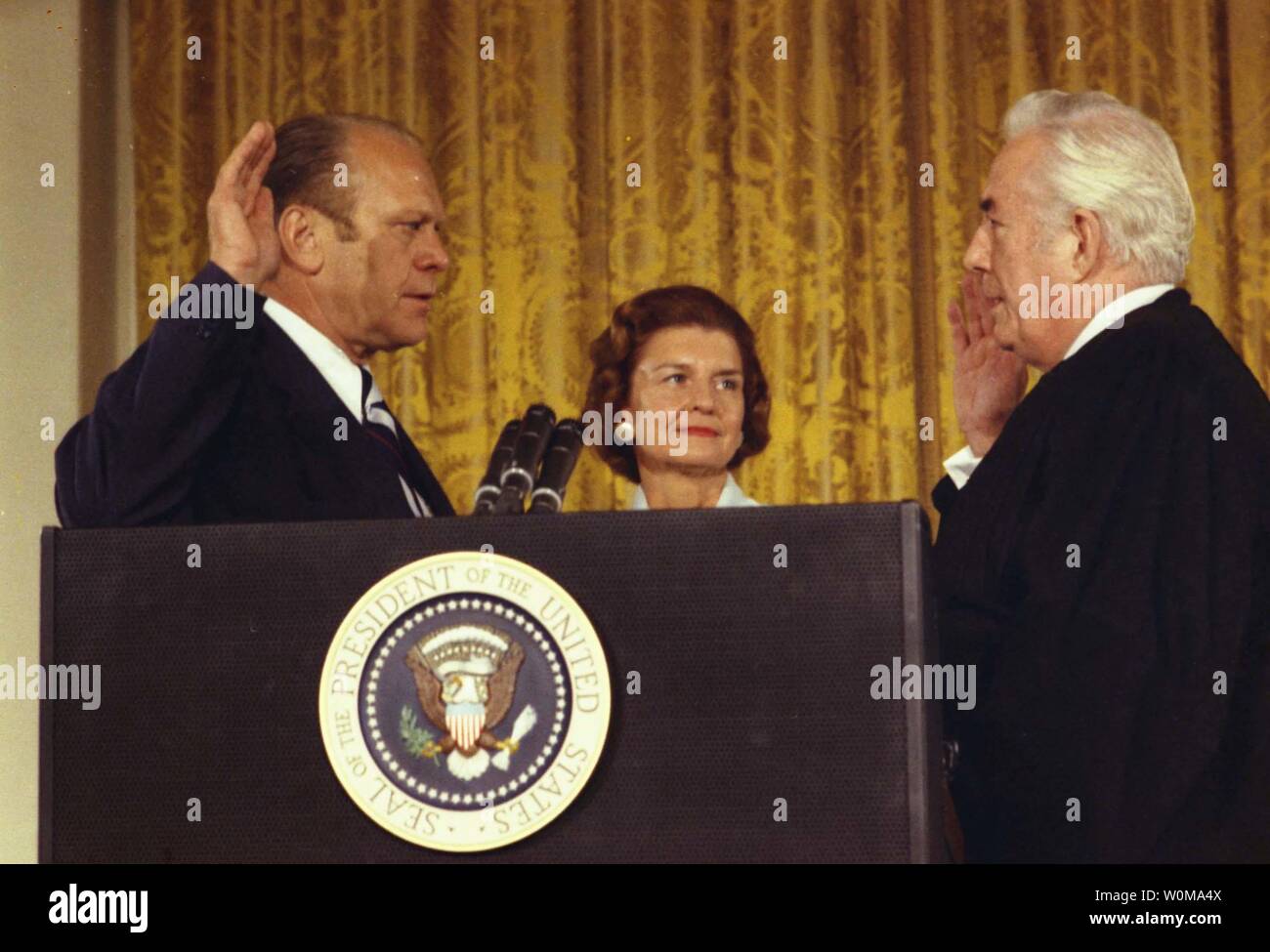 Presidente Gerald Ford (L), mostrato in un agosto 9, 1974 file foto essendo prestato giuramento come la trentottesima Presidente degli Stati Uniti dalla Corte suprema di giustizia principale Warren Burger (R), morì all'età di 93 il 26 dicembre 2006 nella sua casa di Rancho Mirage, California. Il Presidente Ford la moglie Betty Ford (C) guarda a. (UPI foto/Robert L. Knudsen/Gerald Ford libreria) Foto Stock