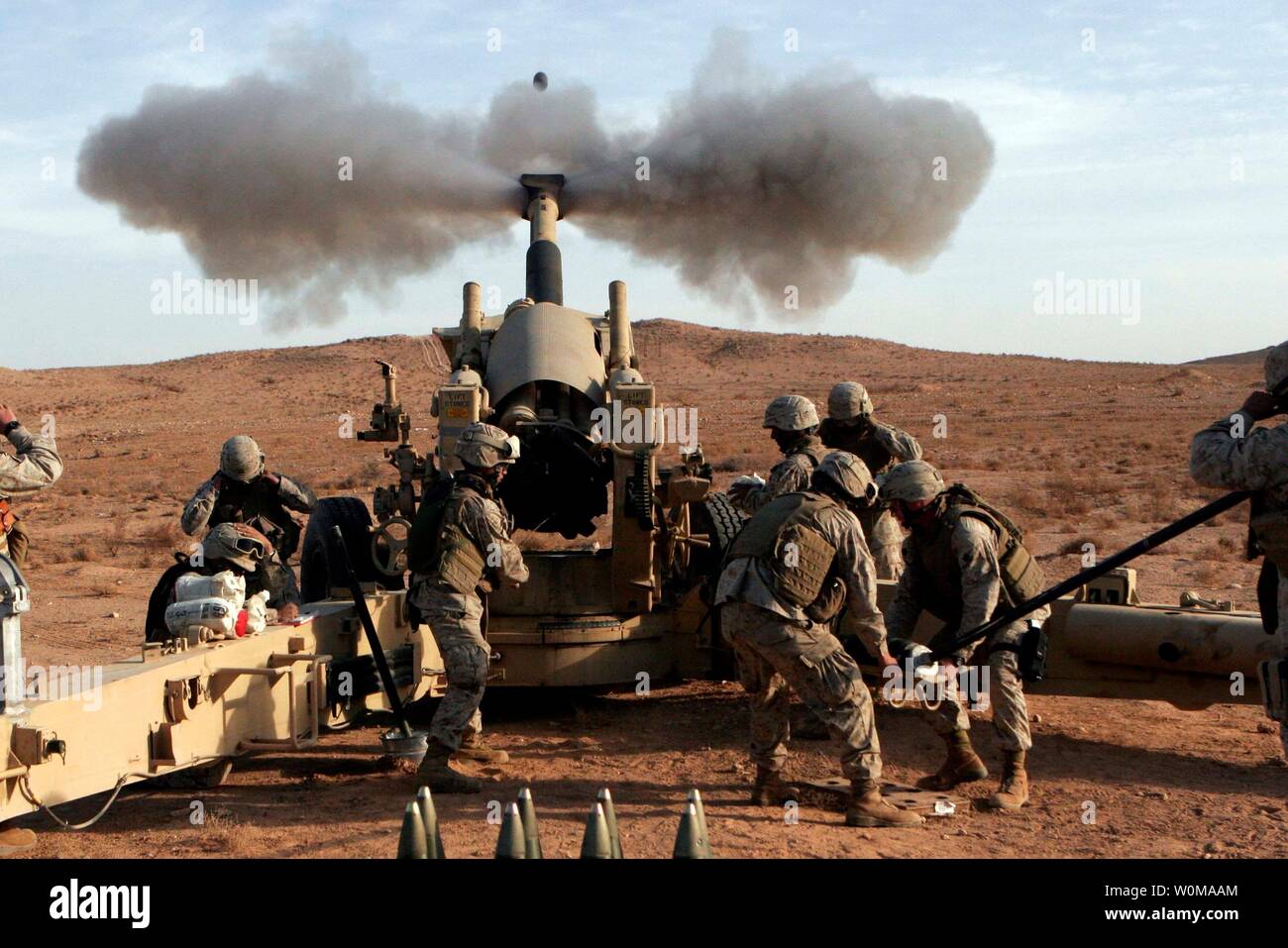 Stati Uniti Marines dal 3° Battaglione, XII Reggimento Marine Fire un 120mm rotondo di artiglieria da un M198 Obice in western Al Anbar Provincia, Iraq il 21 dicembre 2006. (UPI Photo/ Michael D. Retana/STATI UNITI Marines) Foto Stock