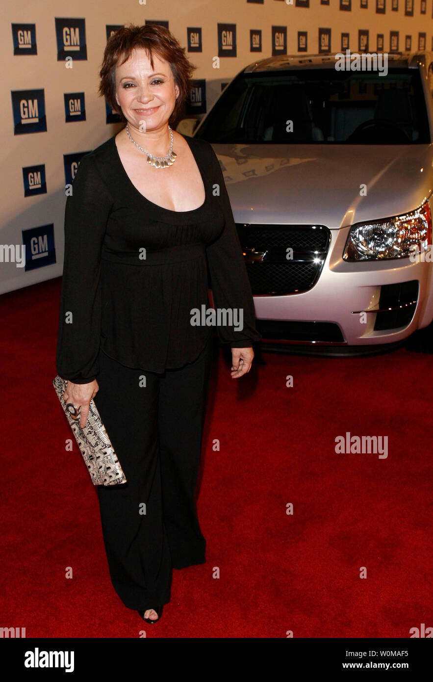 L'attrice Adriana Barraza passeggiate il tappeto rosso al GM dieci eventi di gala a Los Angeles il 20 febbraio 2007. Il GM dieci evento riunisce le celebrità, moda e General Motors veicoli provenienti da tutto il mondo. (UPI foto/General Motors) Foto Stock