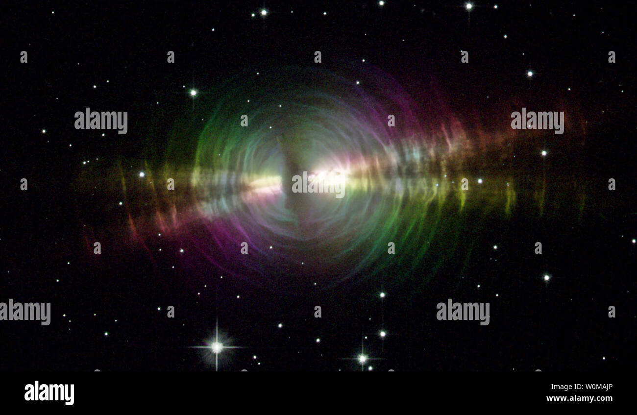 Questo senza data immagine a falsi colori della nebulosa di uovo, prese dalla fotocamera avanzata per le indagini sul telescopio spaziale Hubble, evidenzia l'orientamento di polarizzazione della stella nel centro chiamato la nebulosa uovo. La nebulosa uovo getta via i serbatoi di gas e polvere, che lentamente si trasforma in una stella nana bianca. Si tratta di una evoluzione rapida pre-nebulosa planetaria che coprono circa un anno luce verso la costellazione del Cigno. Spesso la polvere blocca il centro stella dalla vista, mentre le calotte parapolvere ulteriormente fuori riflettono la luce da questa stella. (UPI foto/NASA/W. La formazione di scintille/R. Sahai) Foto Stock