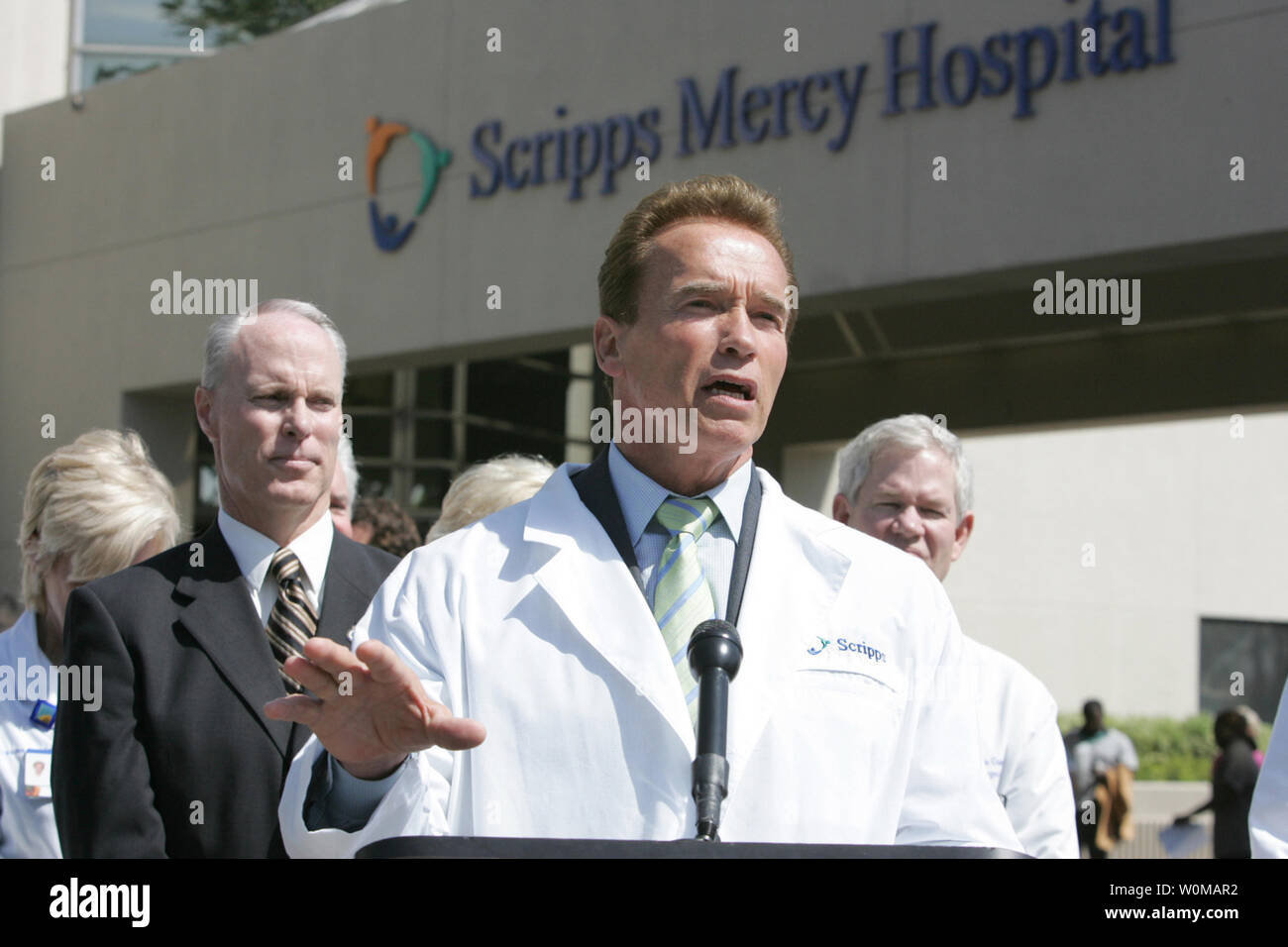 California Gov. Arnold Schwarzenegger parla alla stampa dopo aver girato la Scripps misericordia Ospedale di San Diego il 17 aprile 2007. Gov. Schwarzenegger ha visitato l'ospedale per promuovere il suo piano di estendere la copertura assicurativa per l'assicurato. (UPI foto/Governor Office) Foto Stock