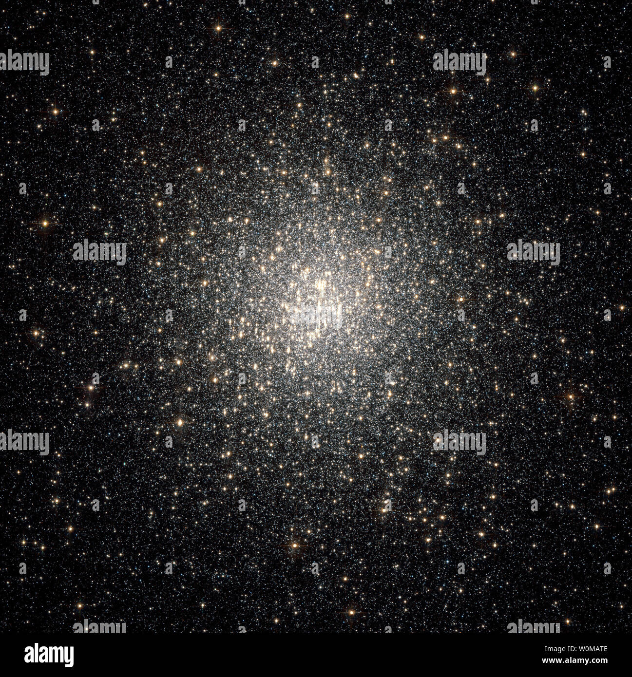 Questo NASA/ESA Hubble Space Telescope immagine di un denso sciame di stelle mostra la regione centrale del globulare NGC 2808. Gli astronomi sono rimasti sorpresi quando Hubble spiato tre generazioni di stelle del cluster. La scoperta è molto diverso dall'immagine standard di un cluster globulari. Per decenni, gli astronomi hanno pensato che il cluster stelle formata allo stesso tempo nello stesso luogo e con lo stesso materiale e hanno co-si sono evoluti per miliardi di anni. Ammassi globulari sono tra i primi coloni della nostra Via Lattea, nato durante la nostra galassia formazione. Sono compatti sciami di typica Foto Stock