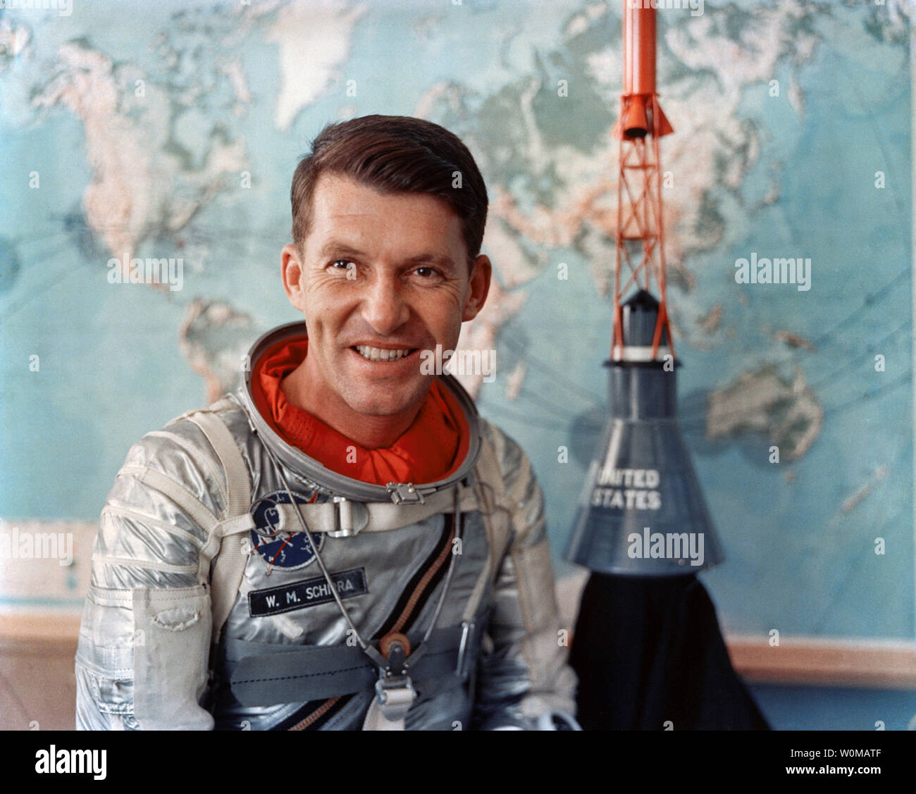 Astronauta americano Wally Schirra, uno l'originale Mercury sette astronauti, morì all età di 84 a San Diego il 2 maggio 2007. Schirra era l'unico astronauta a volare in mercurio, Gemini e Apollo programmi spaziali. Egli è illustrata in un documento non datato foto nel suo Mercurio tuta spaziale. (UPI foto/NASA/file) Foto Stock