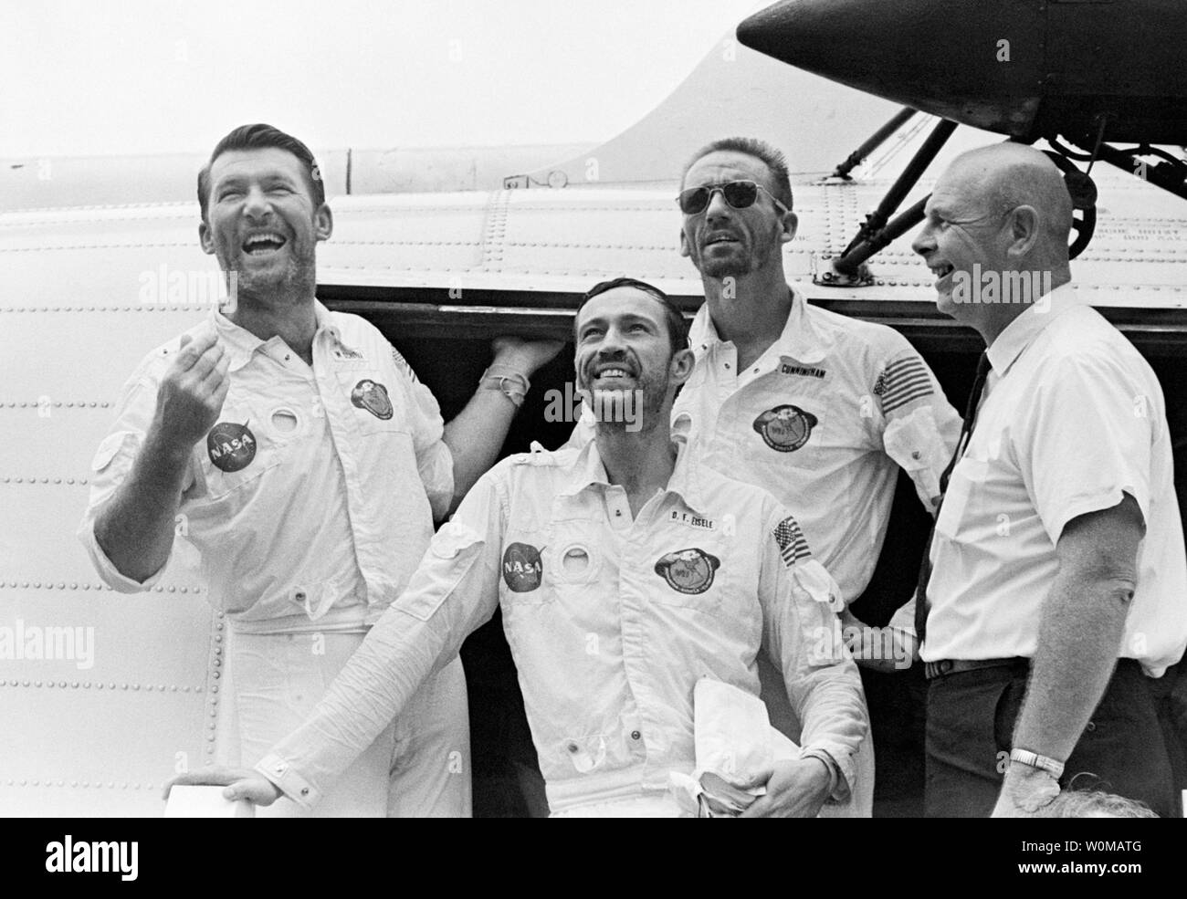 Astronauta Wally Schirra, uno l'originale Mercury sette astronauti, morì all età di 84 a San Diego il 2 maggio 2007. Schirra era l'unico astronauta a volare in mercurio, Gemini e Apollo programmi spaziali. Egli è mostrata a sinistra come l' Apollo 7 equipaggio arriva a bordo della USS Essex dopo gli schizzi giù nell'Oceano Atlantico (L-R): Schirra, Donn Eisele, Walter Cunningham e il dottor Donald E. Stulken, il ripristino di team leader. (UPI foto/NASA/file) Foto Stock