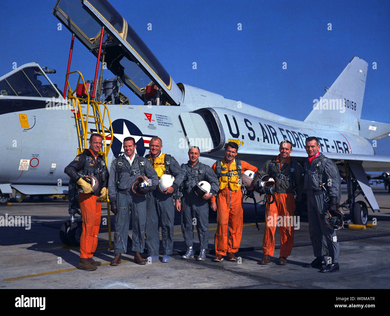 Astronauta Wally Schirra, uno l'originale Mercury sette astronauti, morì all età di 84 a San Diego il 2 maggio 2007. Schirra era l'unico astronauta a volare in mercurio, Gemini e Apollo programmi spaziali. Egli è mostrato con l'originale sette astronauti in un file non datata immagine (L-R): Scott Carpenter, Gordon Cooper, John Glenn, Gus Grissom, Schirra, Alan Shepard e il duca Slayton. (UPI foto/NASA/file) Foto Stock